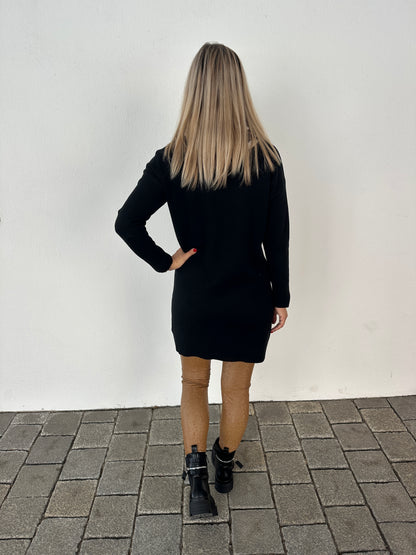 Strickkleid in Schwarz mit Tasche vorne