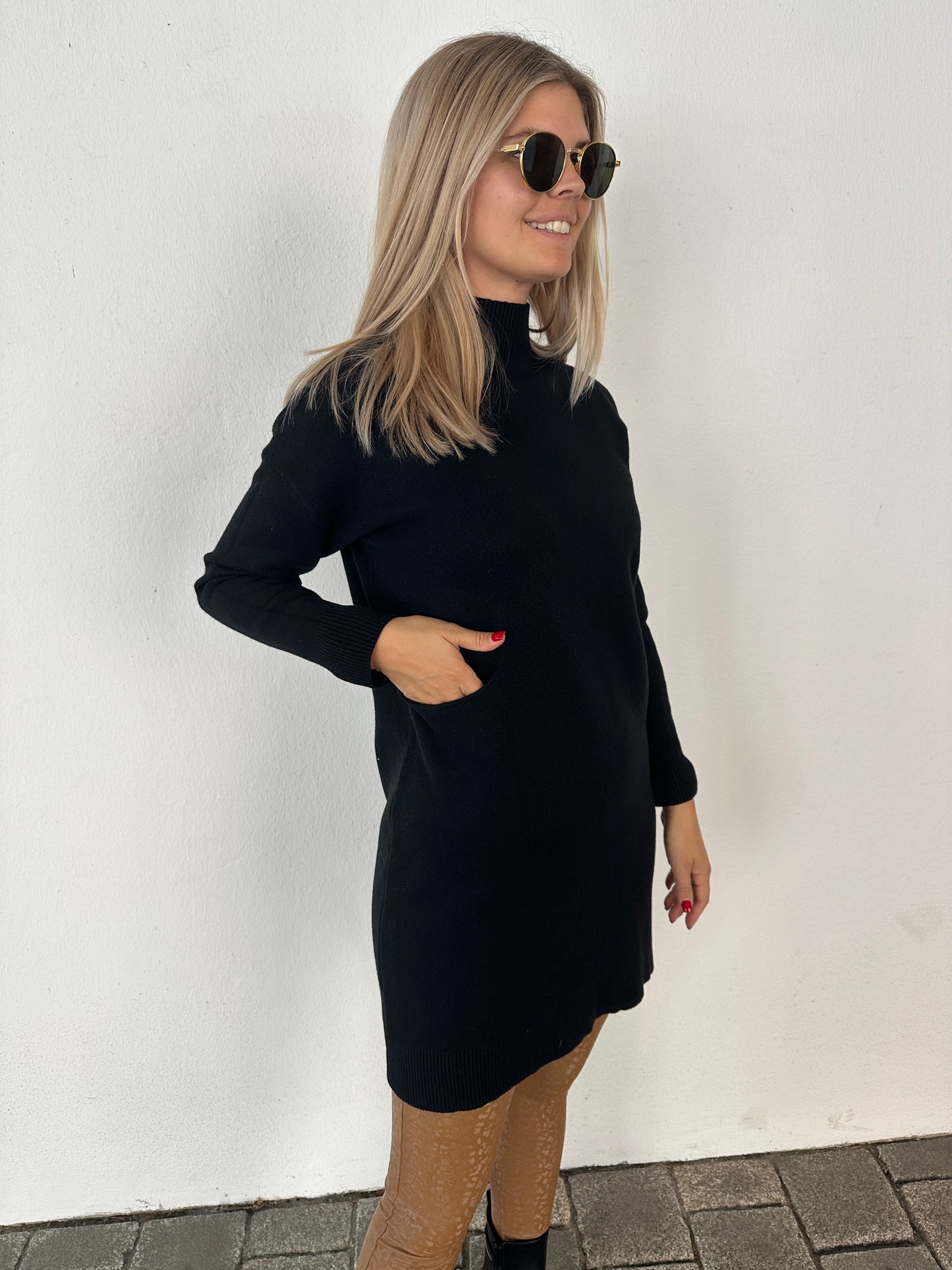 strickkleid in schwarz mit tasche vorne