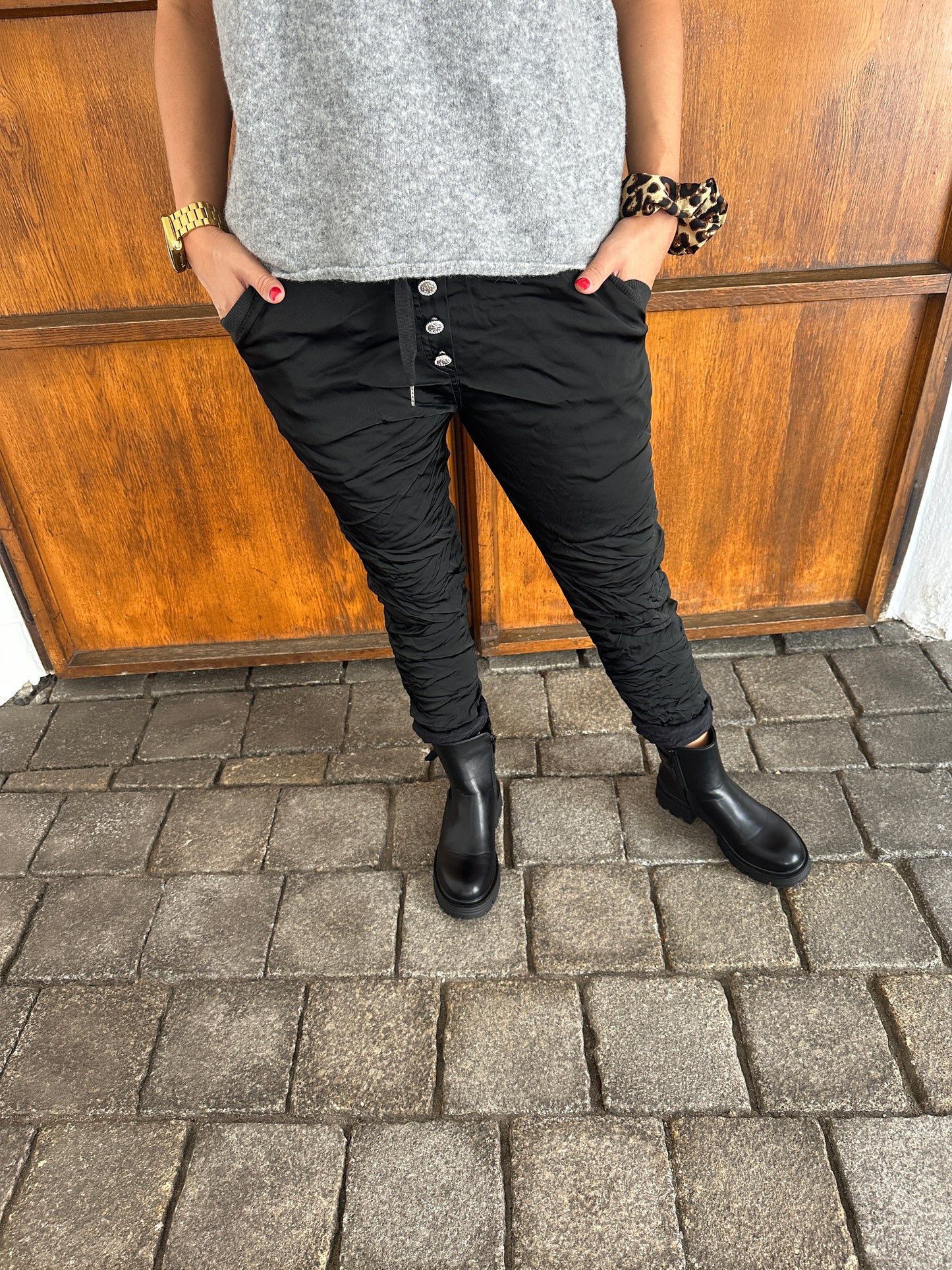 hose in schwarz (satin) mit knöpfen vorne