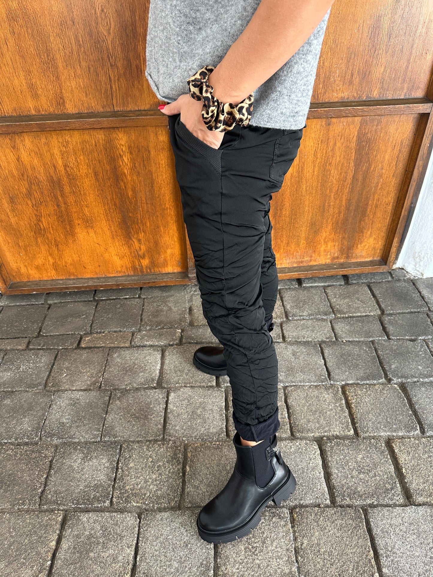 hose in schwarz (satin) mit knöpfen vorne