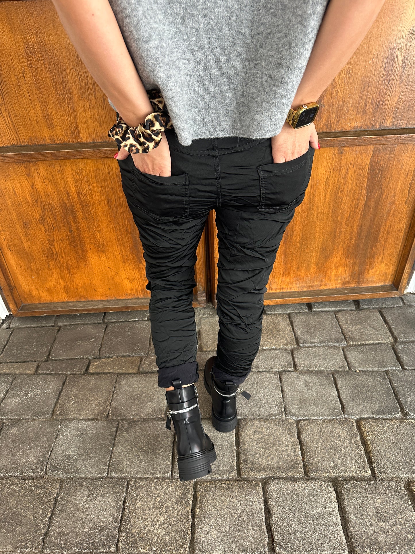 hose in schwarz (satin) mit knöpfen vorne