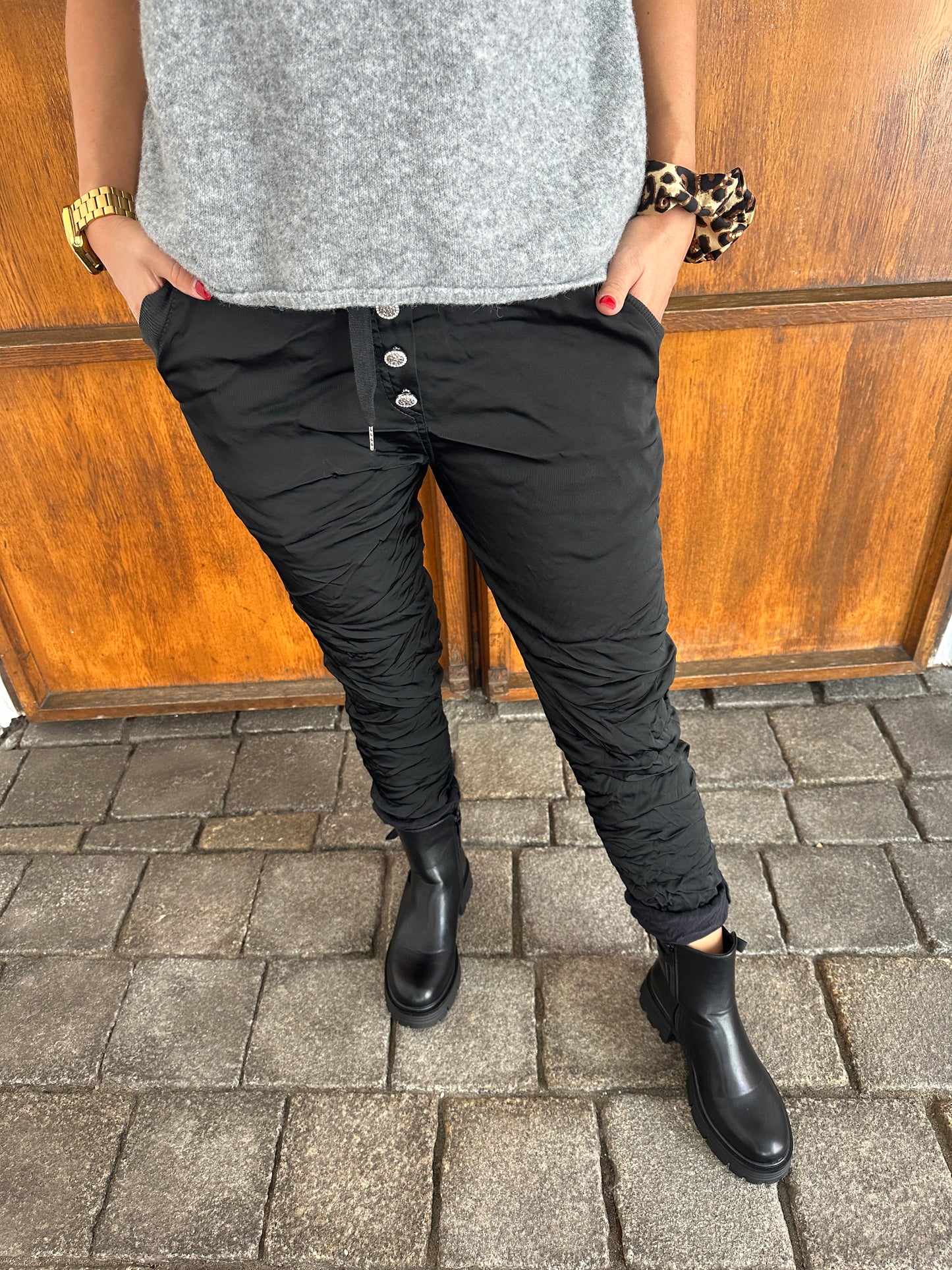 hose in schwarz (satin) mit knöpfen vorne