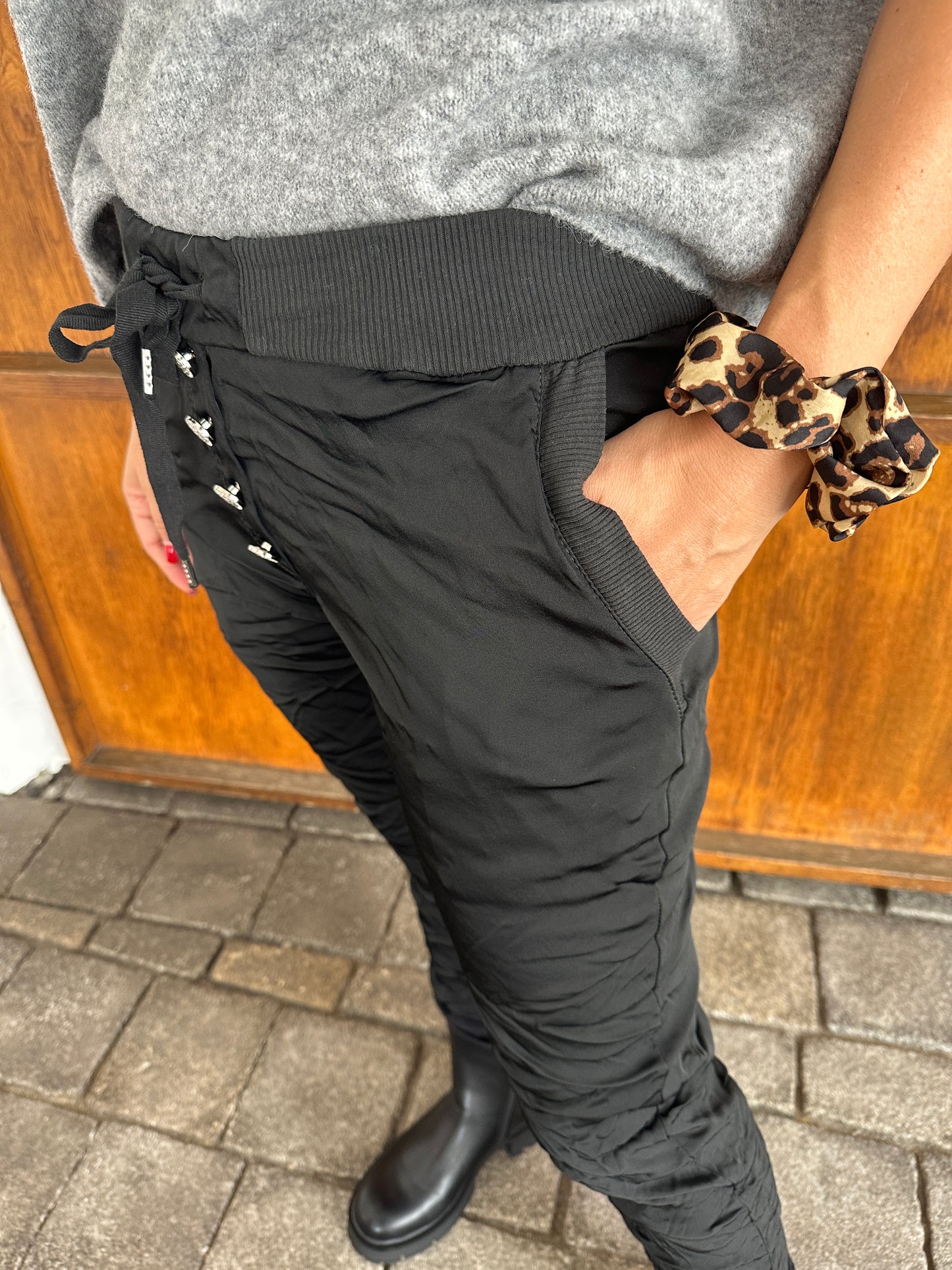 hose in schwarz (satin) mit knöpfen vorne