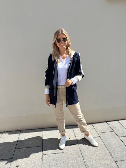 Blazer in Dunkelblau und Beiger Kapuze