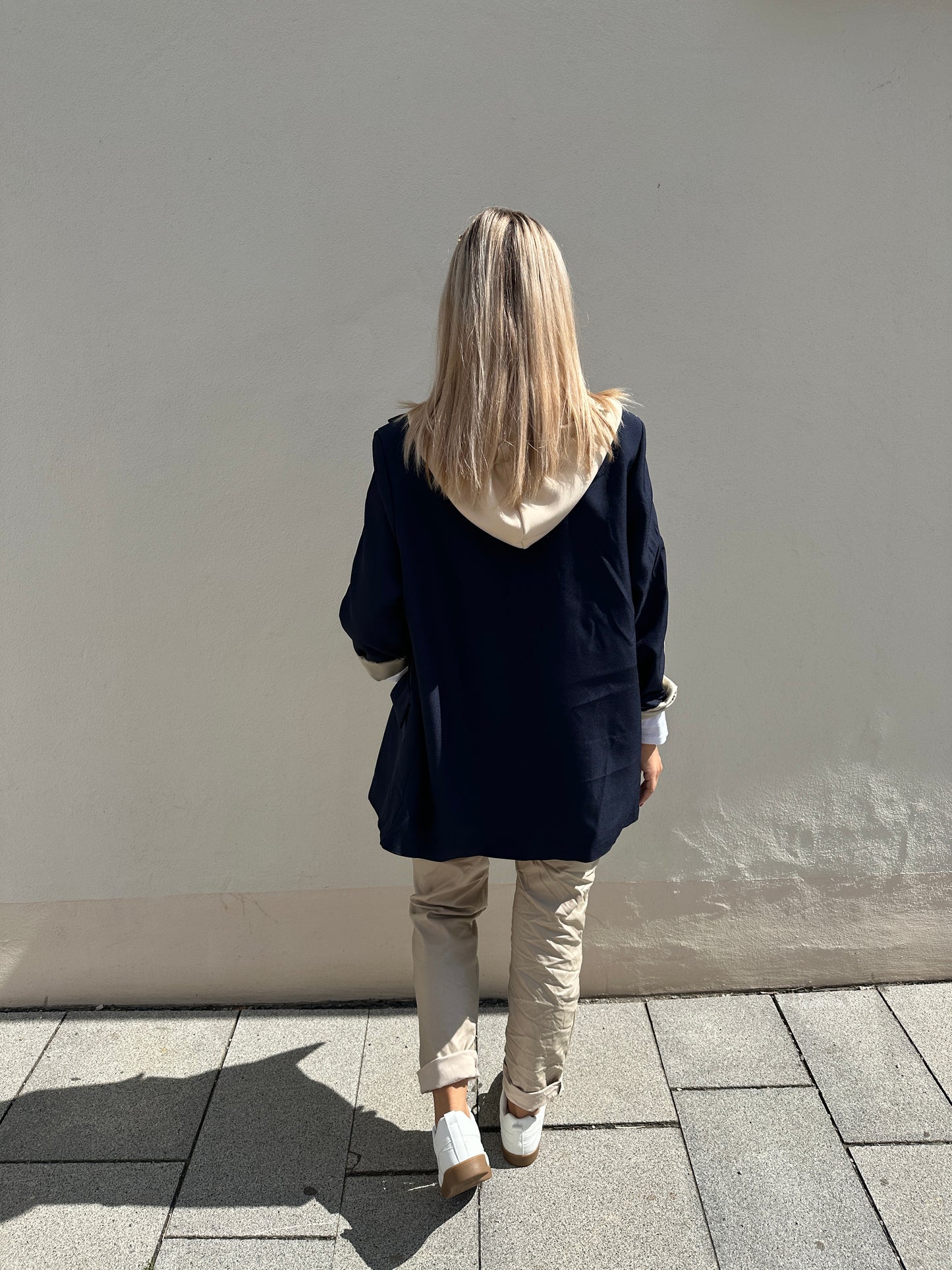 blazer in dunkelblau und beiger kapuze