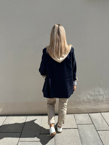 Blazer in Dunkelblau und Beiger Kapuze