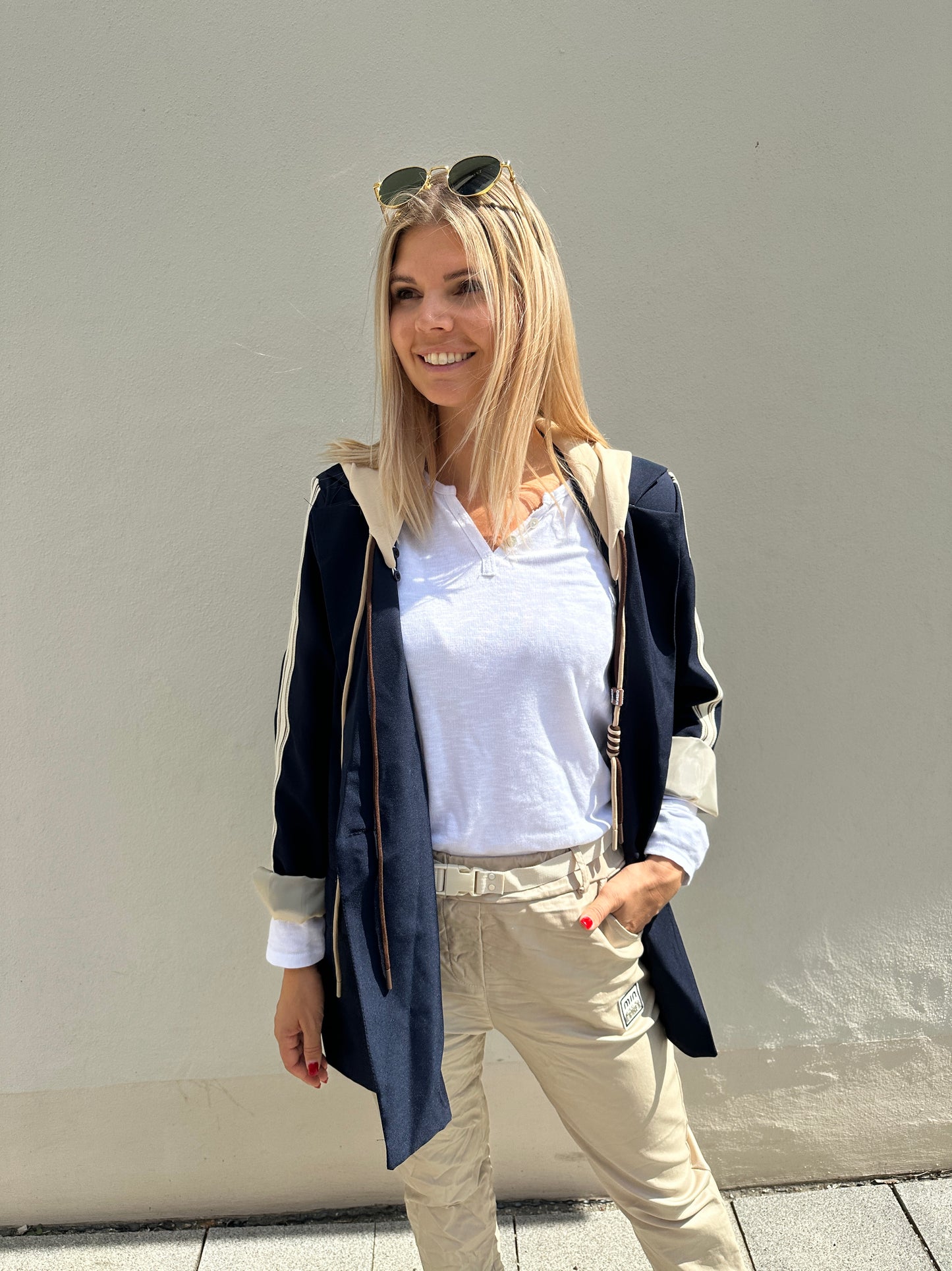 blazer in dunkelblau und beiger kapuze