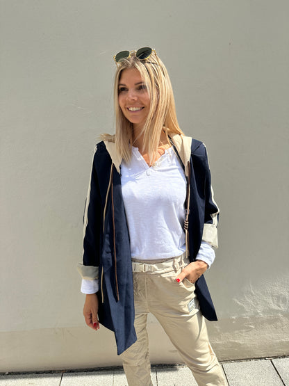 Blazer in Dunkelblau und Beiger Kapuze