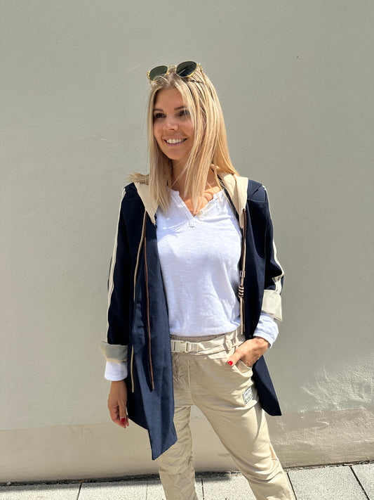 Blazer in Dunkelblau und Beiger Kapuze