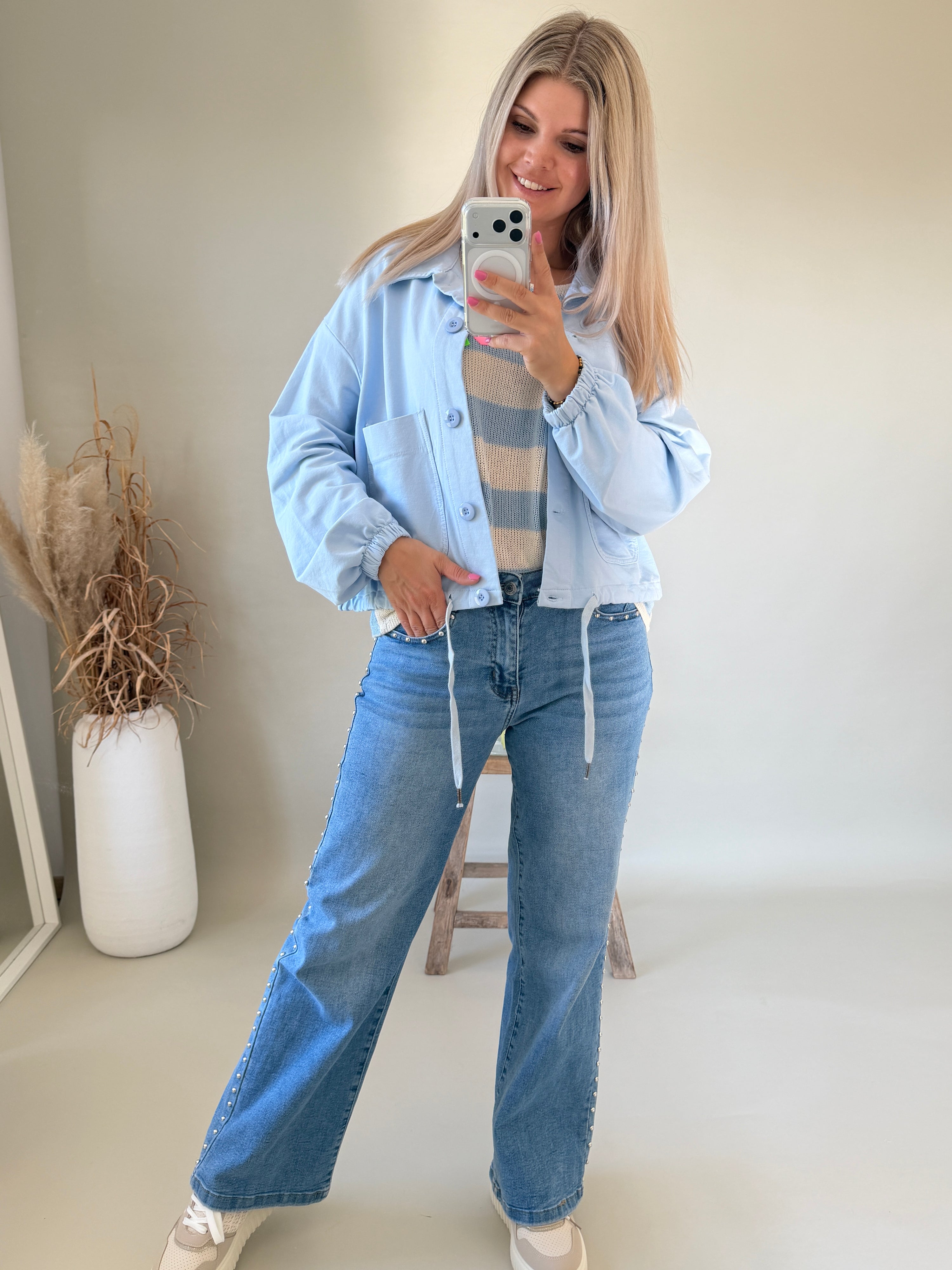Jeans mit Nieten und weitem Bein