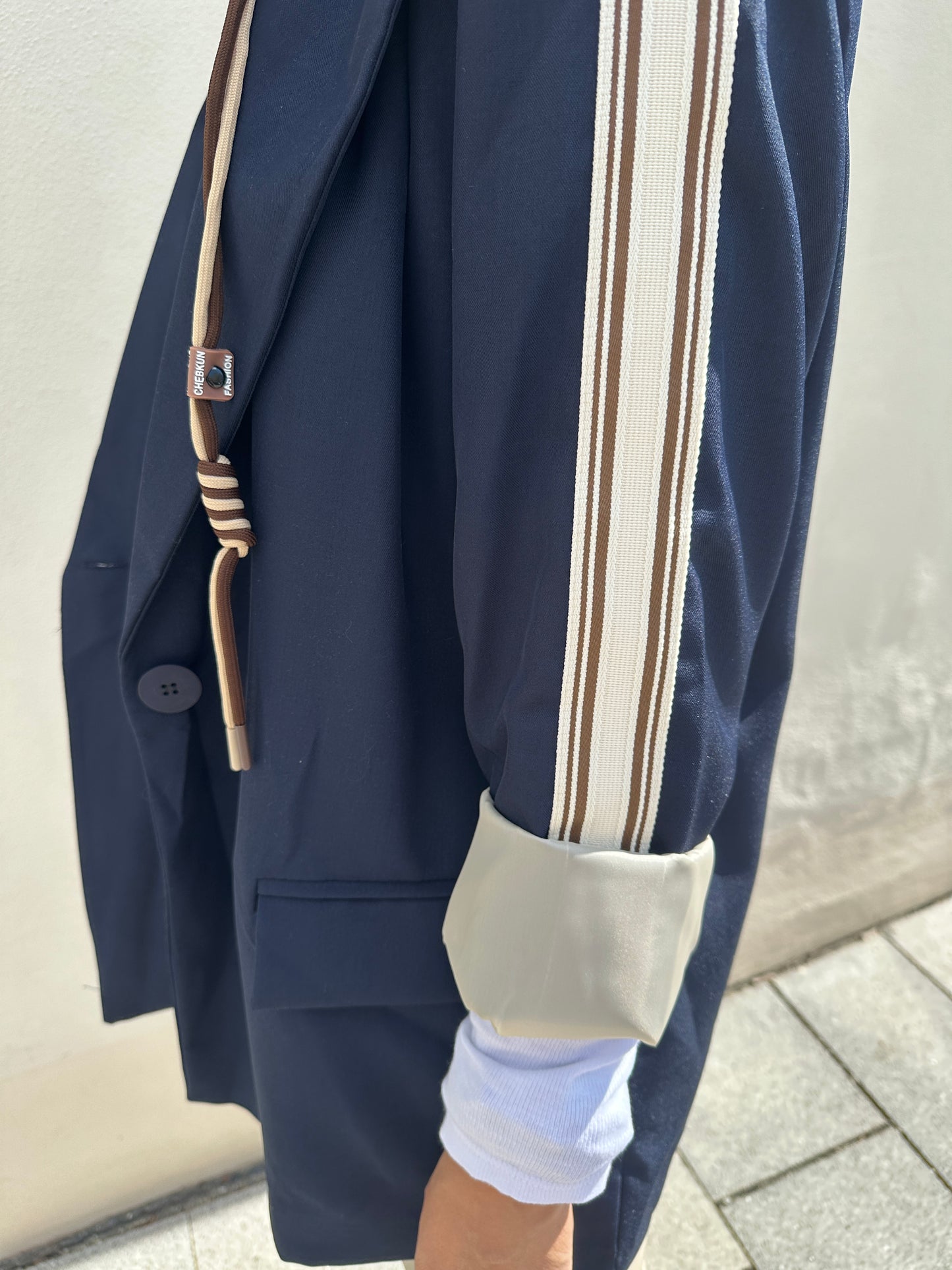 blazer in dunkelblau und beiger kapuze
