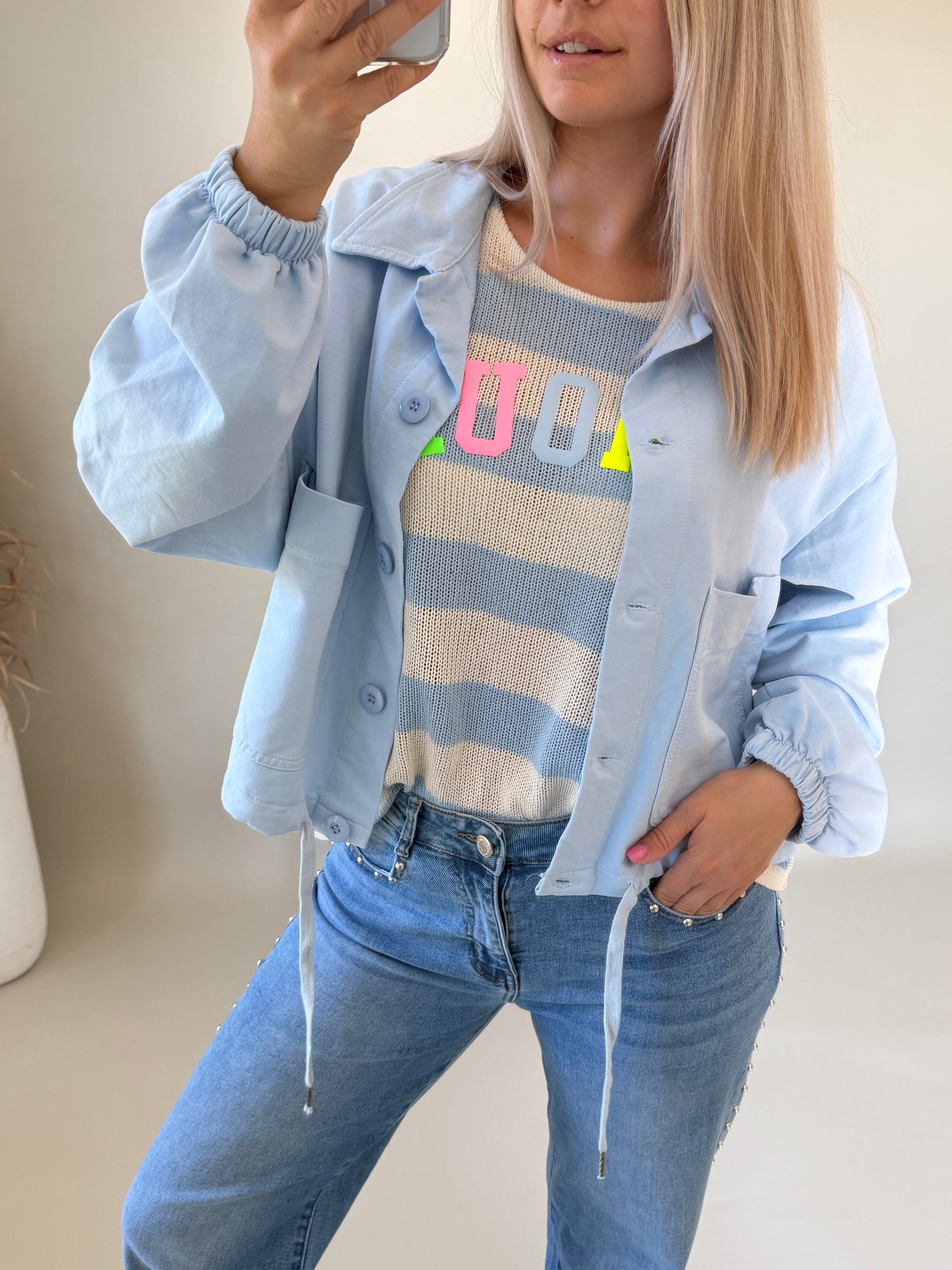 Jacke in Hellblau mit großen Taschen vorne