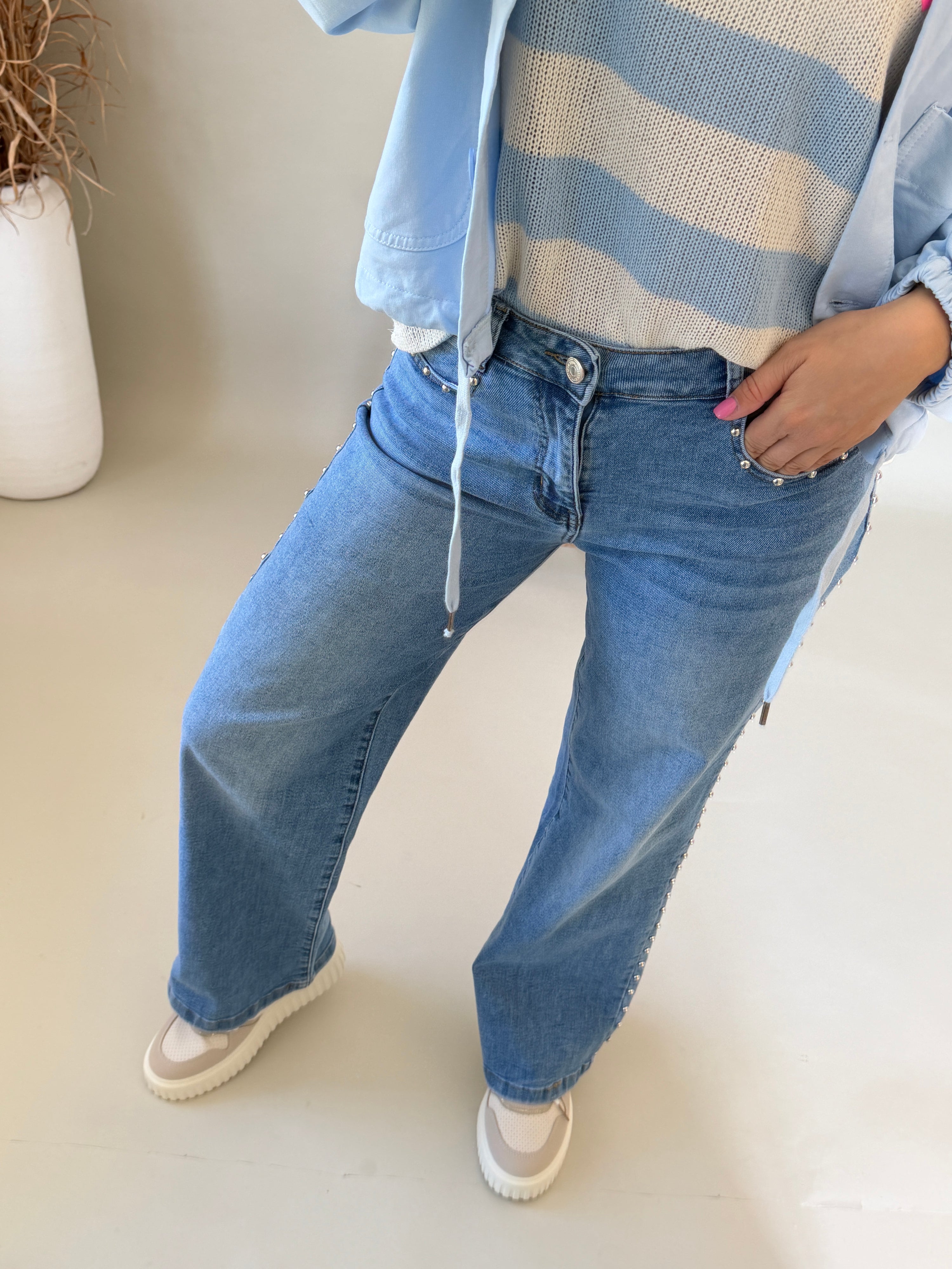 Jeans mit Nieten und weitem Bein