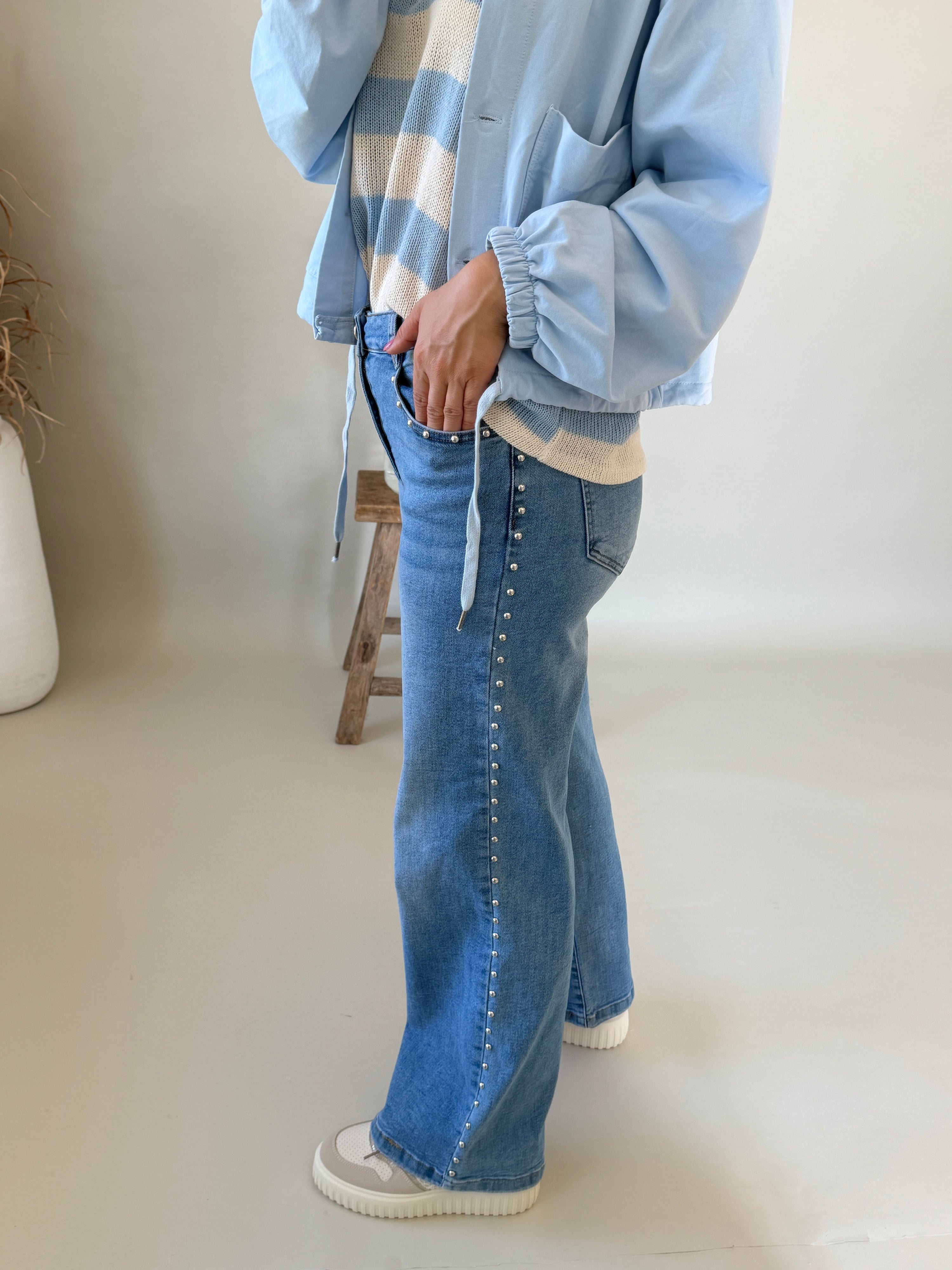 Jeans mit Nieten und weitem Bein