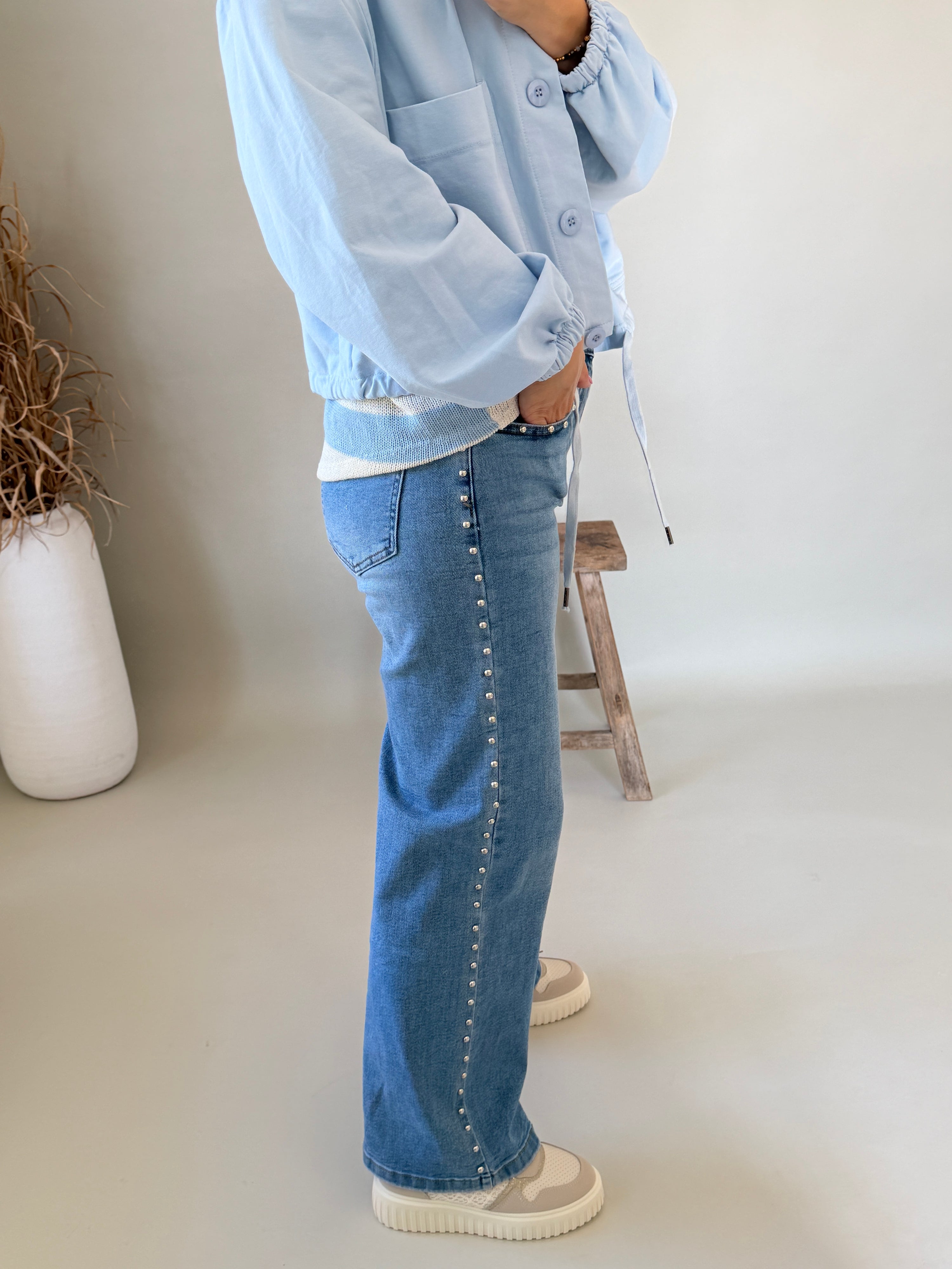 Jeans mit Nieten und weitem Bein
