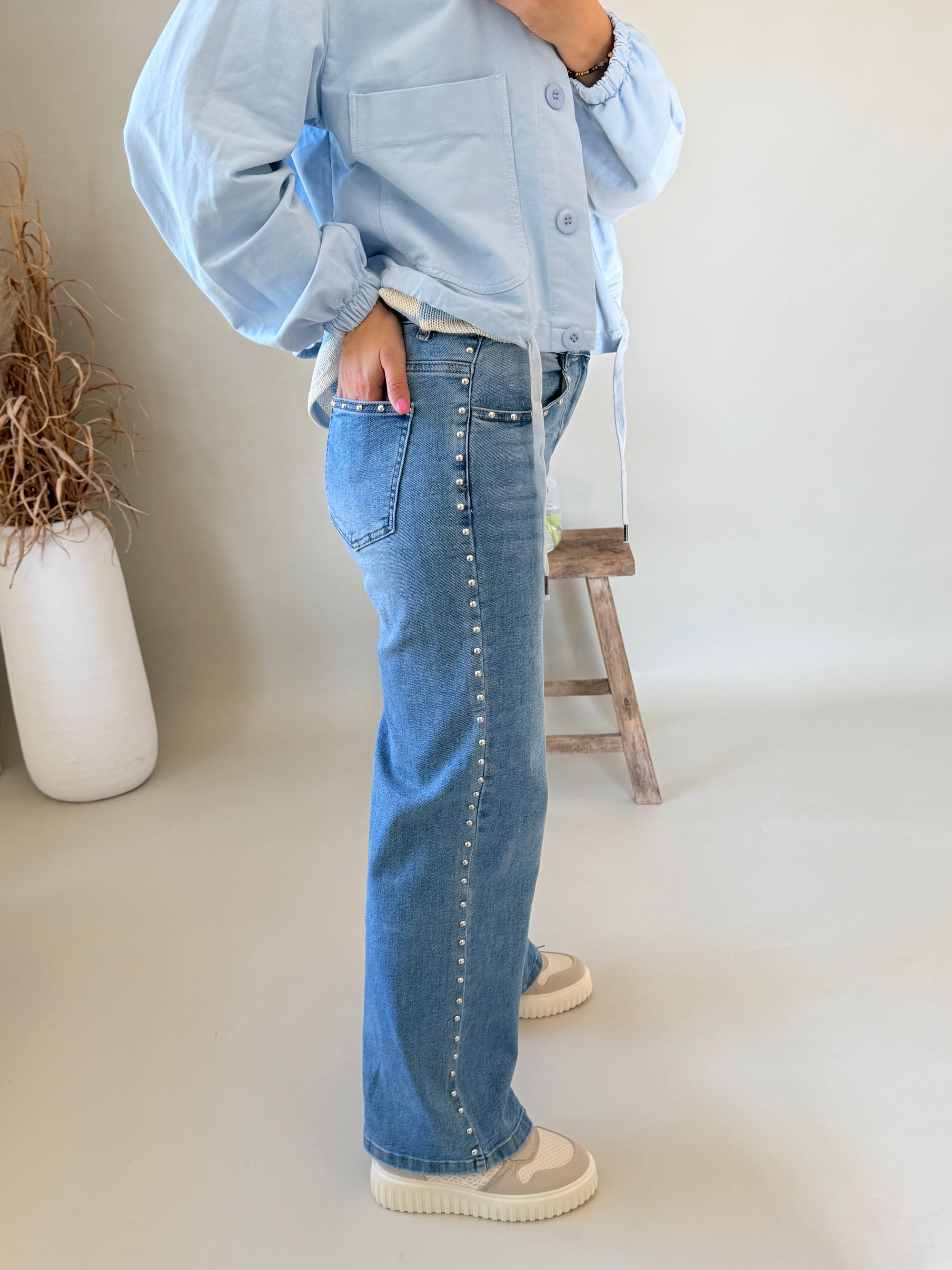 Jeans mit Nieten und weitem Bein