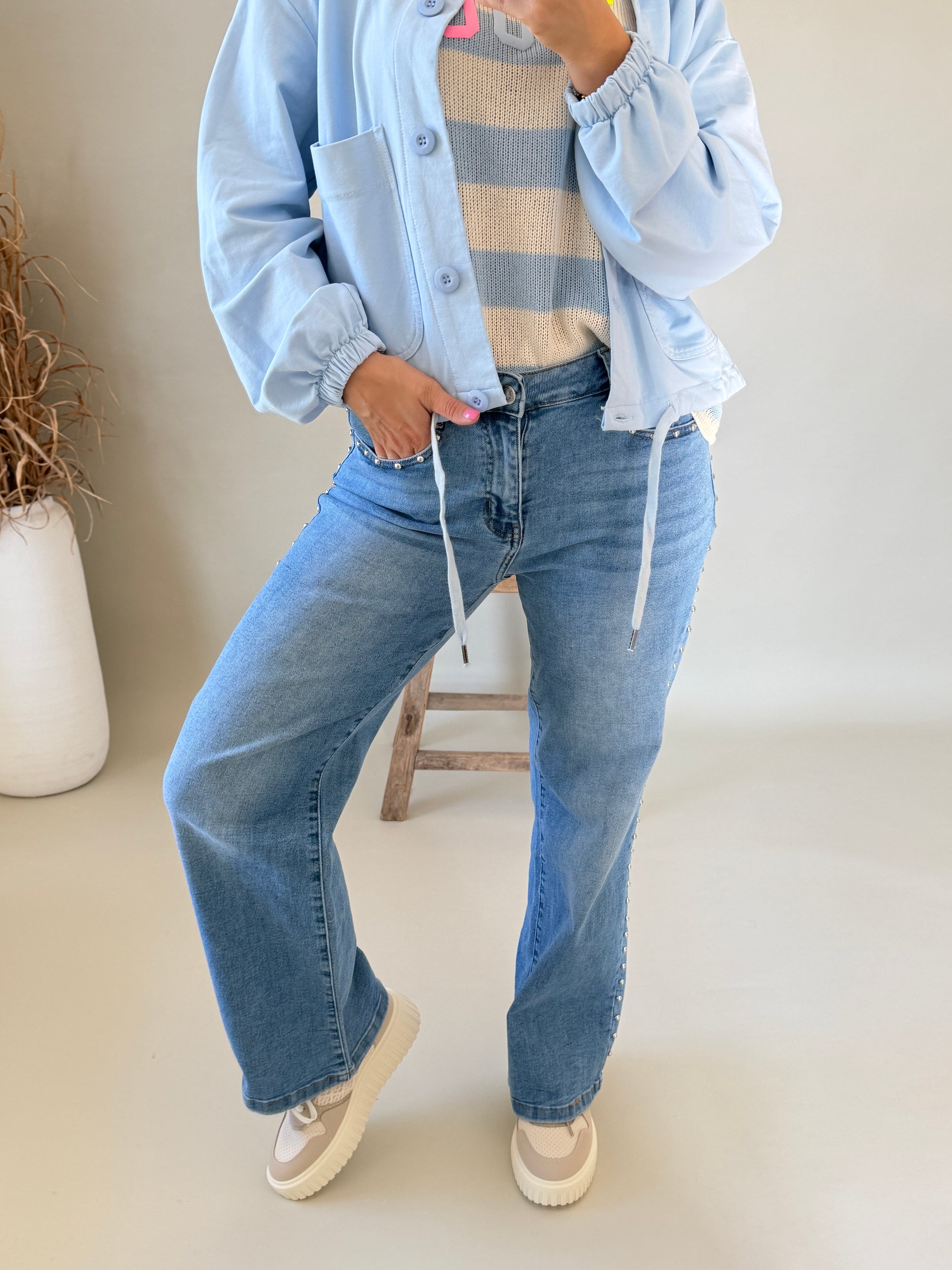 Jeans mit Nieten und weitem Bein
