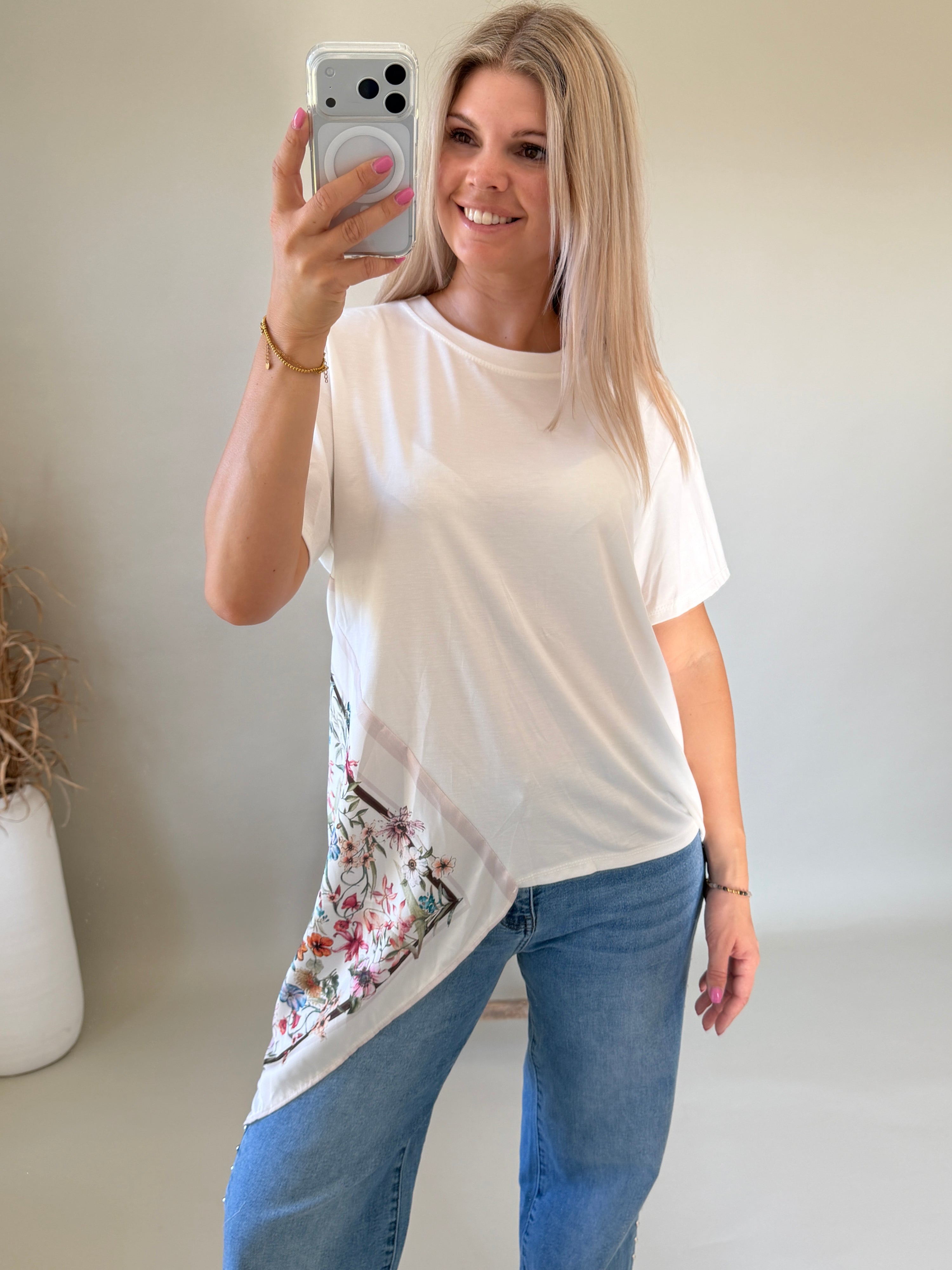 T-Shirt in Weiß mit eingenähtem Tuch