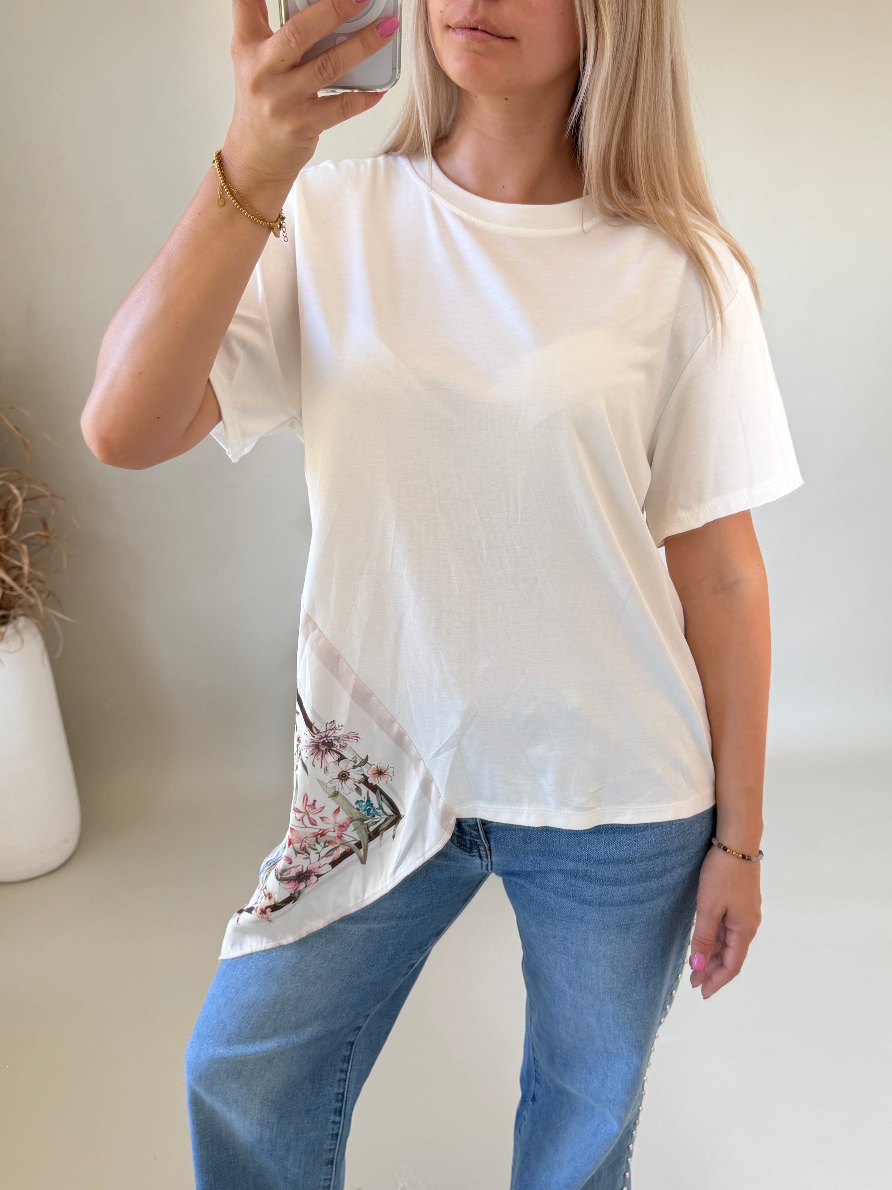 T-Shirt in Weiß mit eingenähtem Tuch