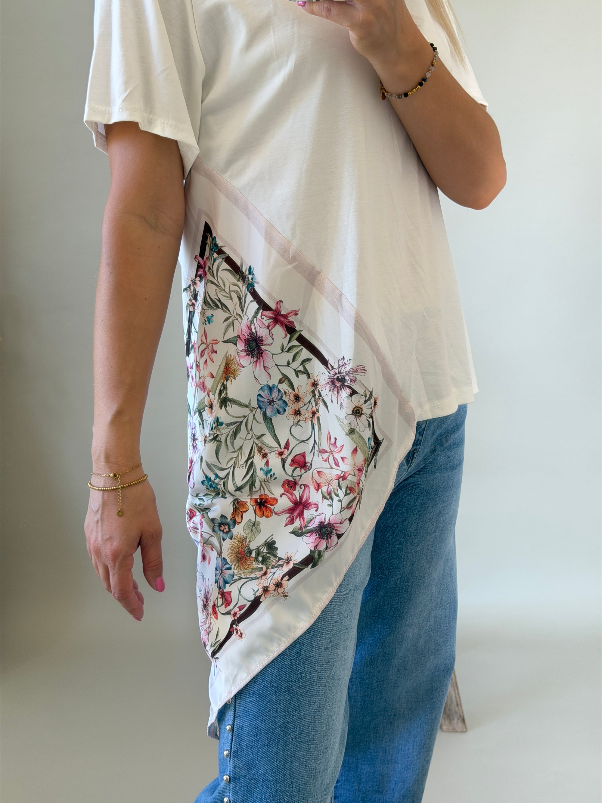 T-Shirt in Weiß mit eingenähtem Tuch