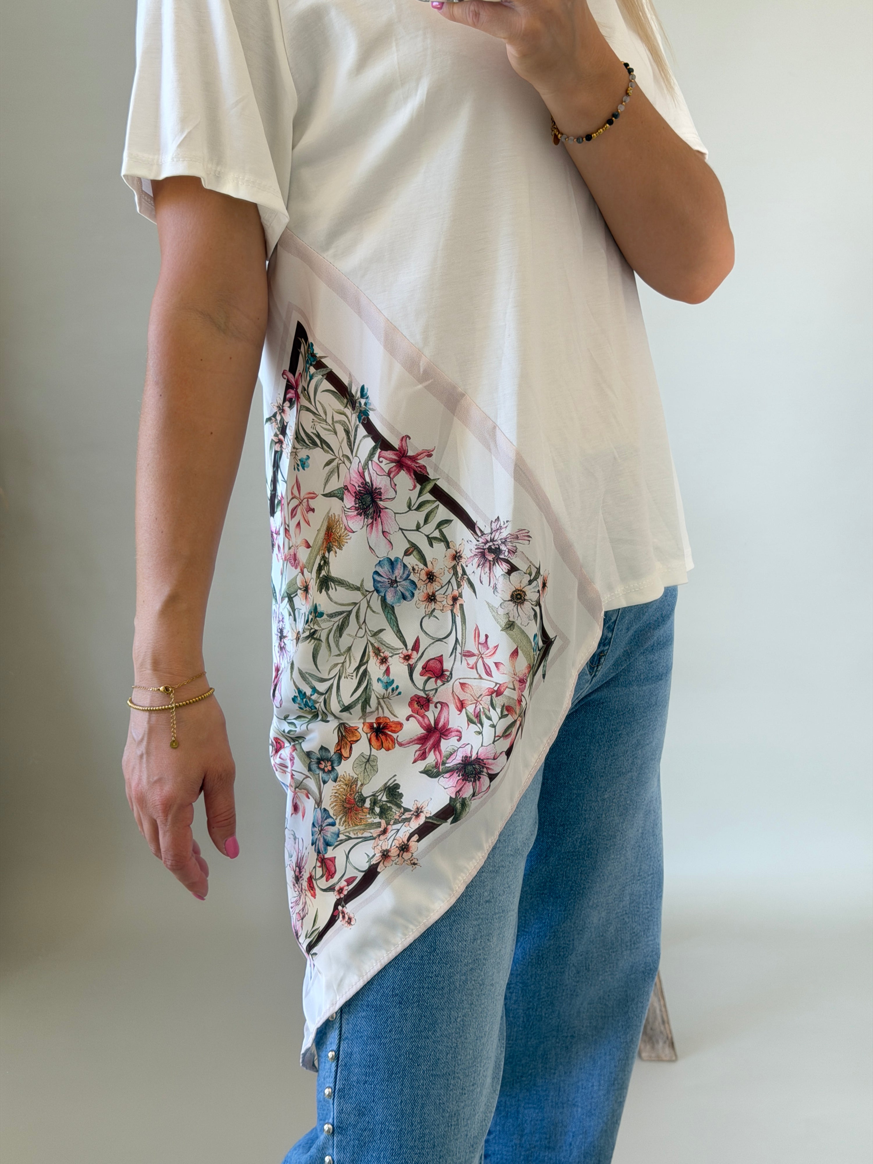 T-Shirt in Weiß mit eingenähtem Tuch