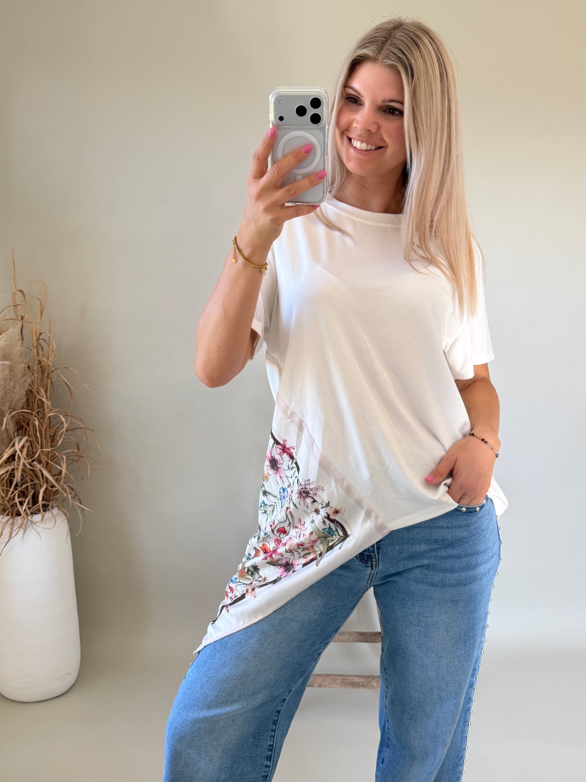 T-Shirt in Weiß mit eingenähtem Tuch