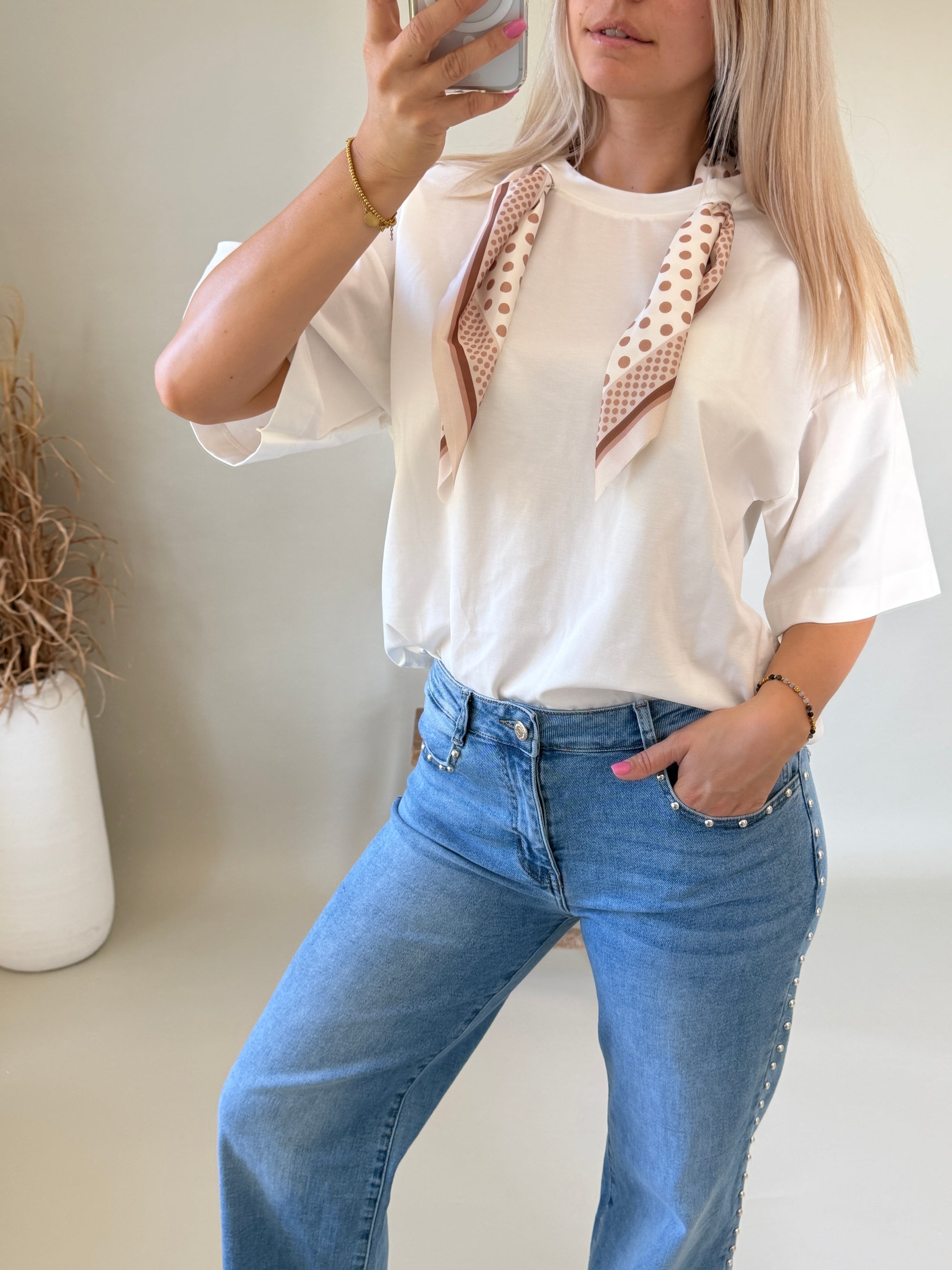 T-Shirt in Weiß mit Tuch