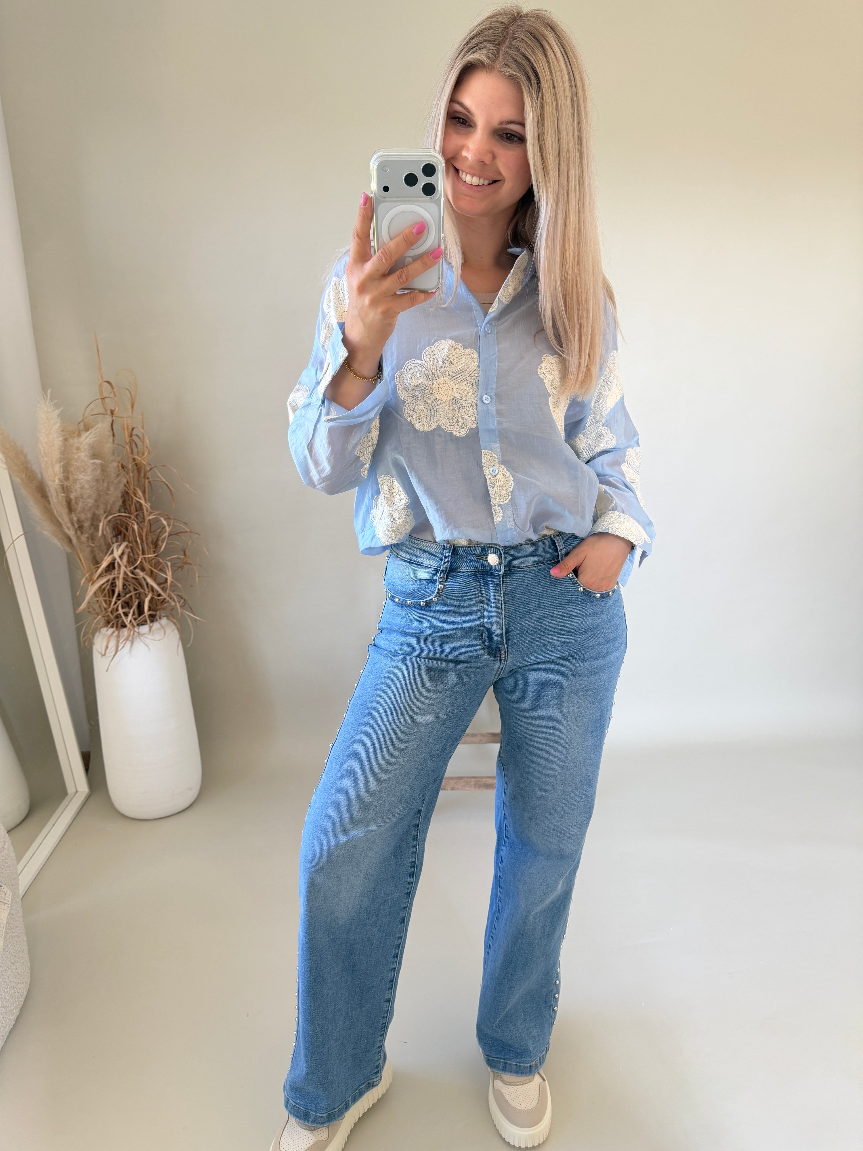 Bluse in Hellblau mit Blumenstickerei