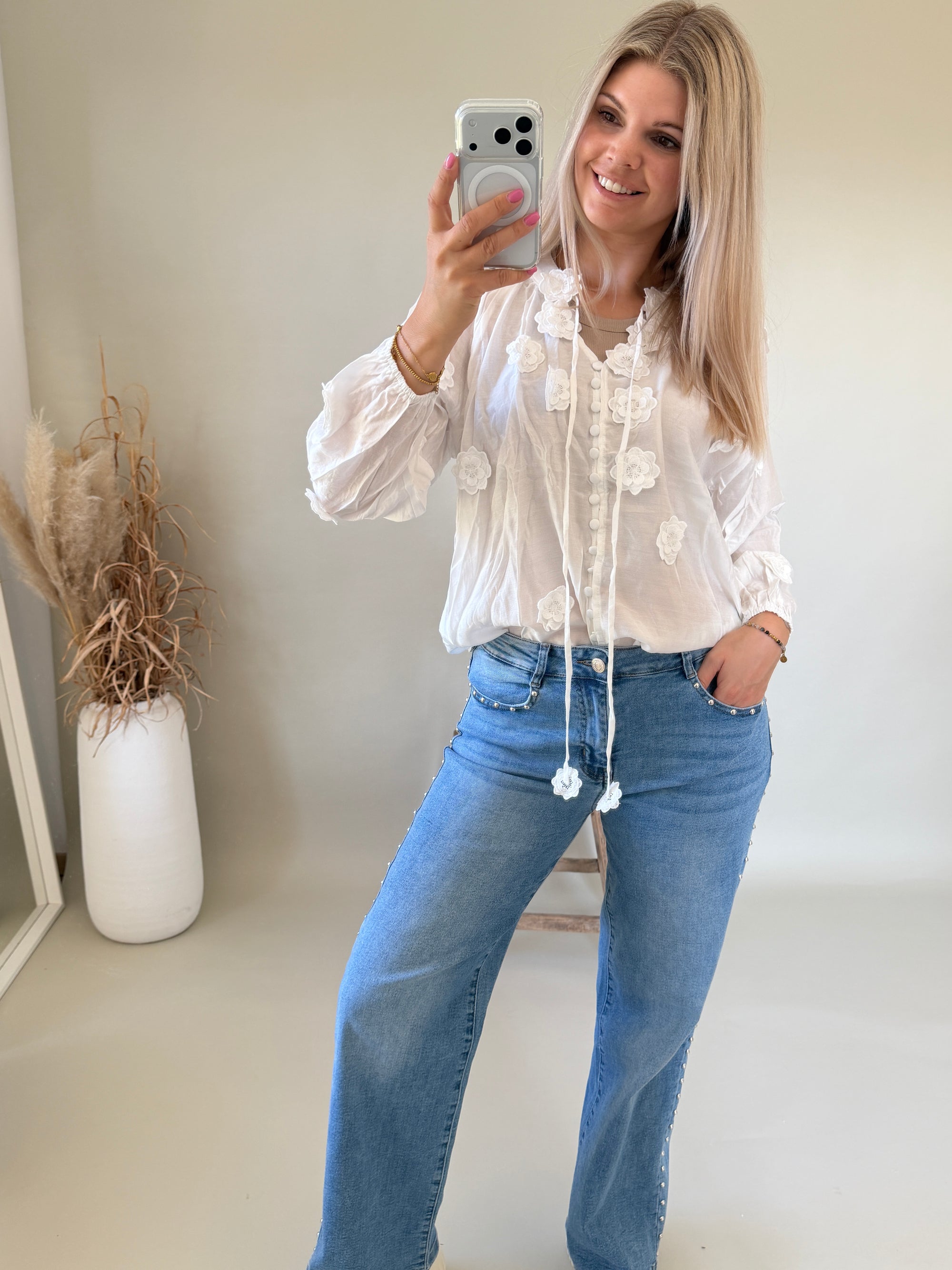 Bluse in Weiß mit Blumen vorne mit Knöpfen