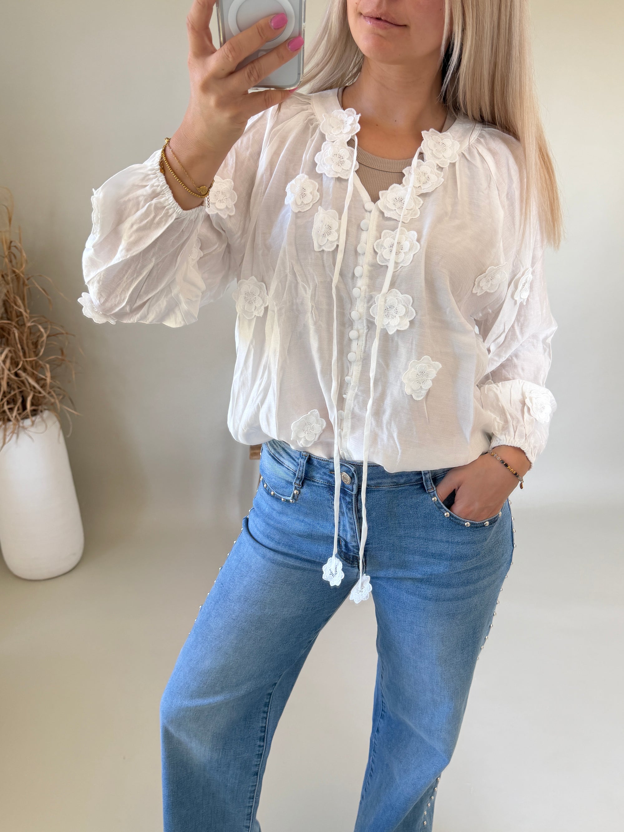 Bluse in Weiß mit Blumen vorne mit Knöpfen