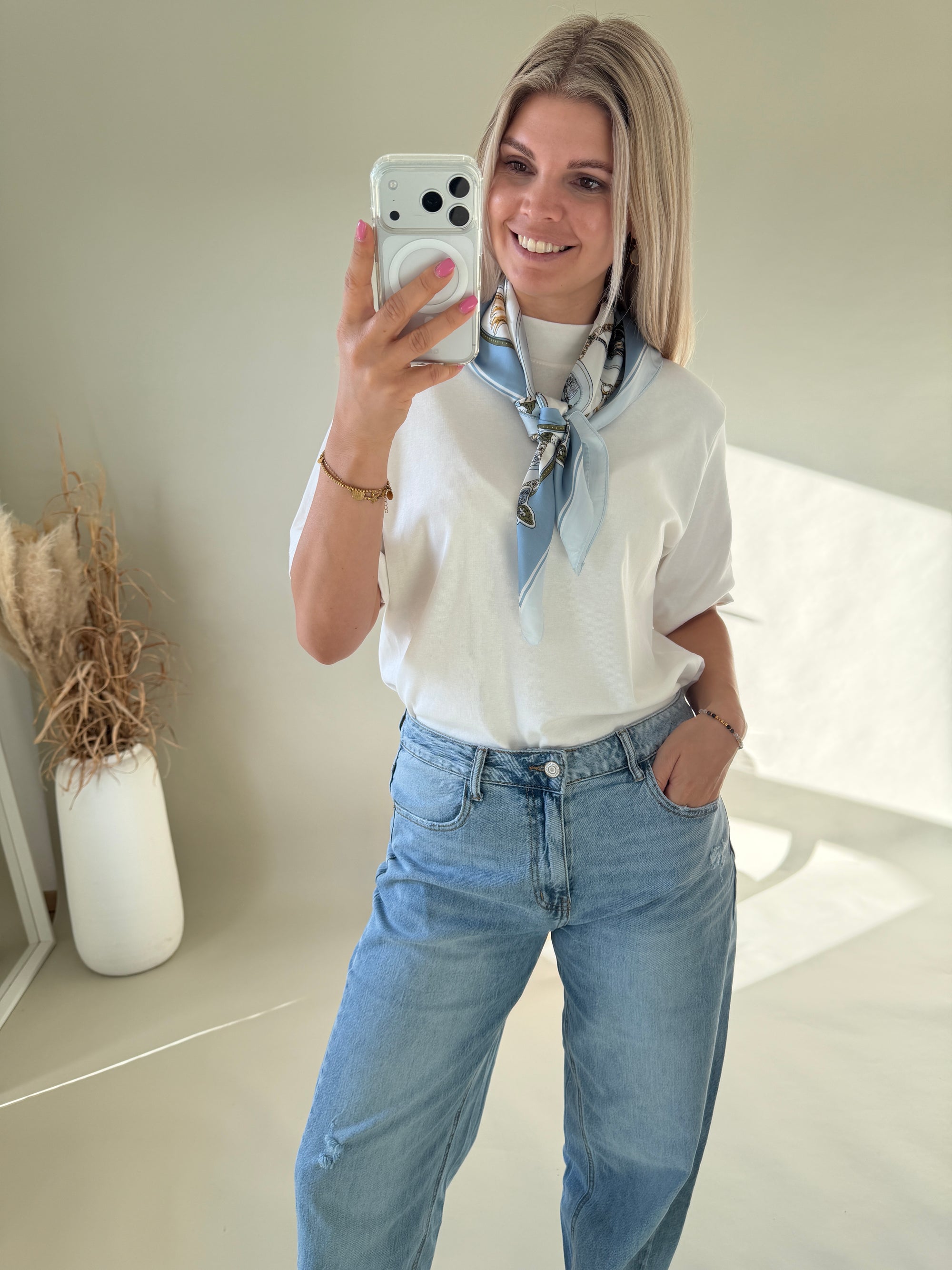 Tuch in Hellblau mit Muster