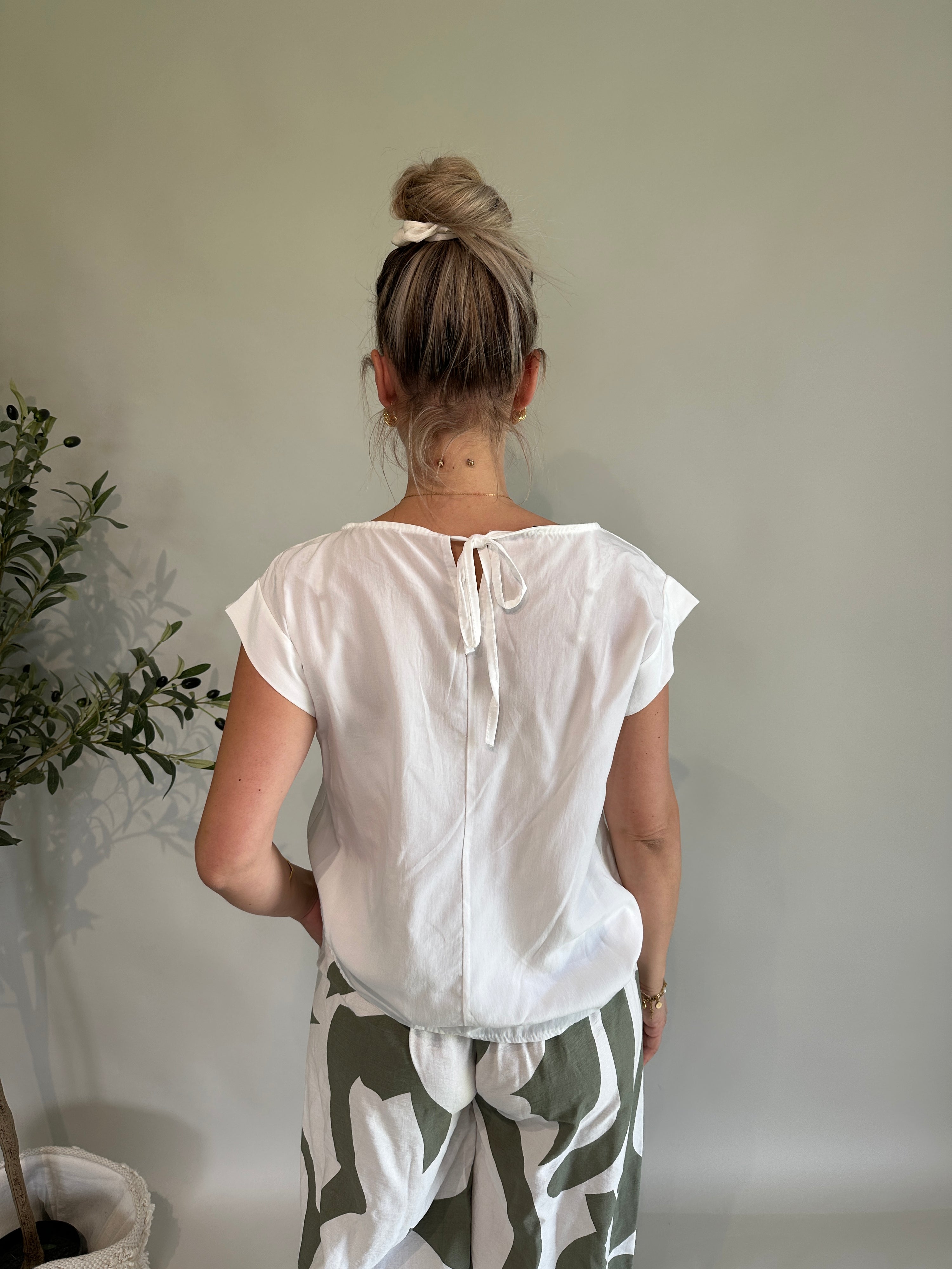 Bluse in Weiß hinten zum Binden