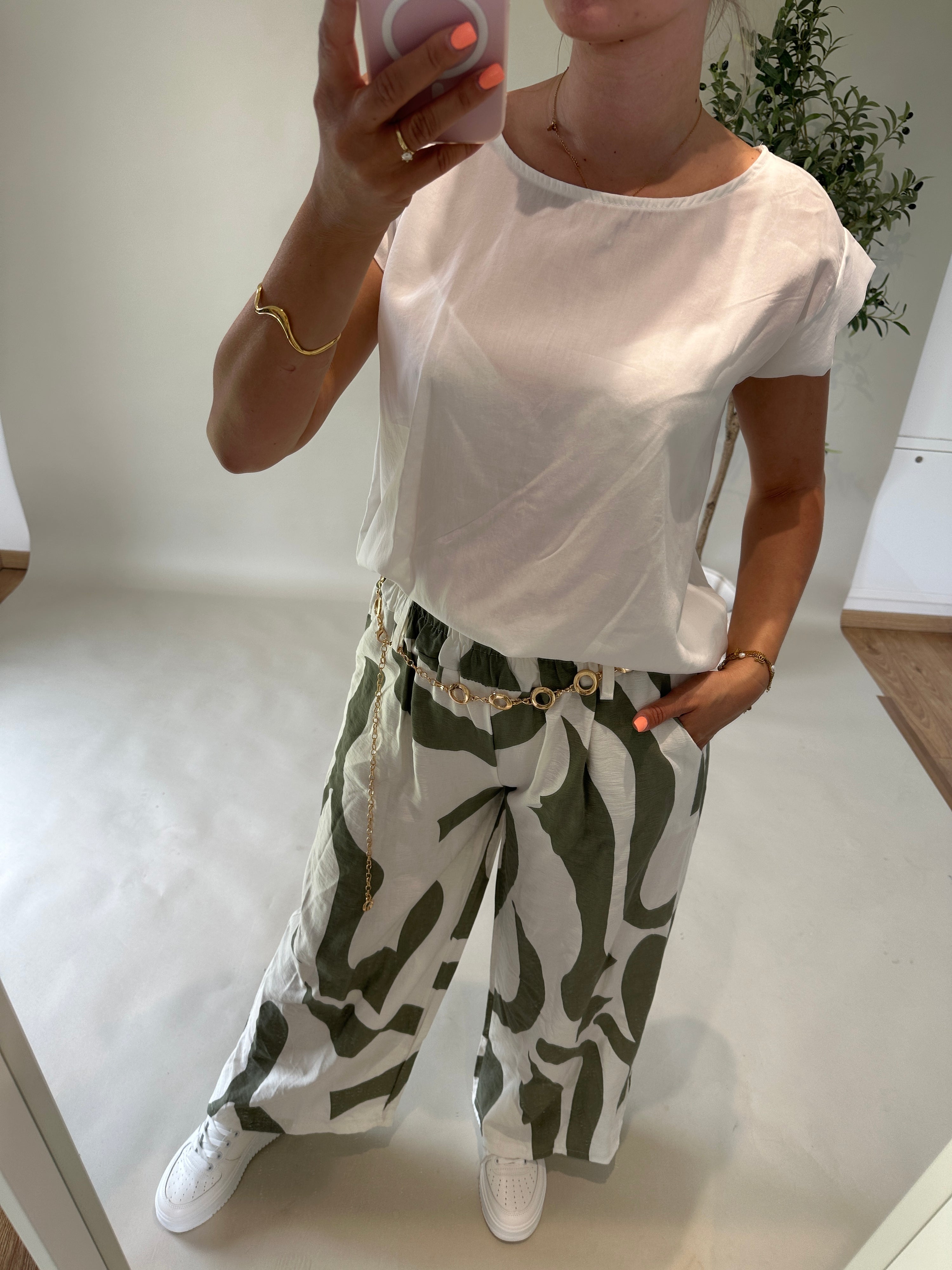 Bluse in Weiß hinten zum Binden