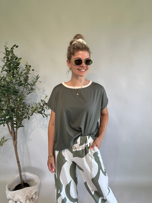 T-Shirt in Olivgrün mit Wollweißen Halsausschnitt