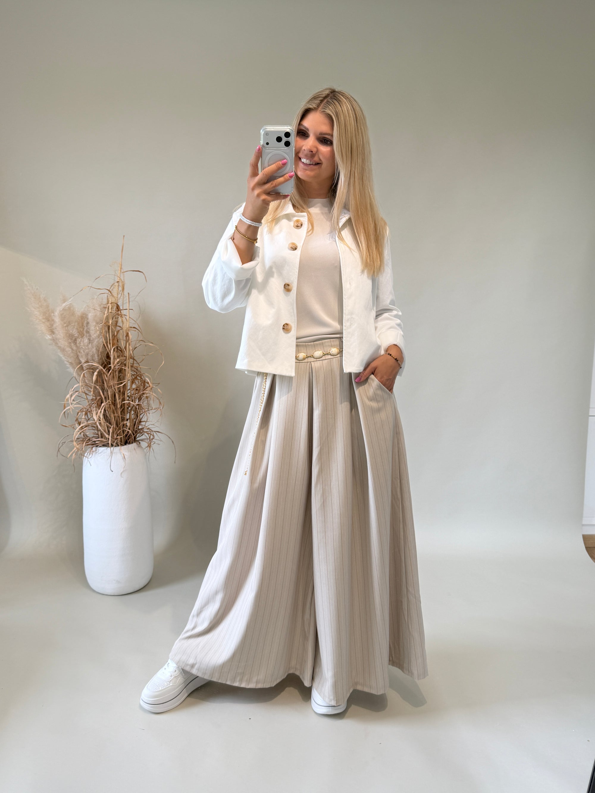 Hose in Beige mit Nadelstreifen weites Bein