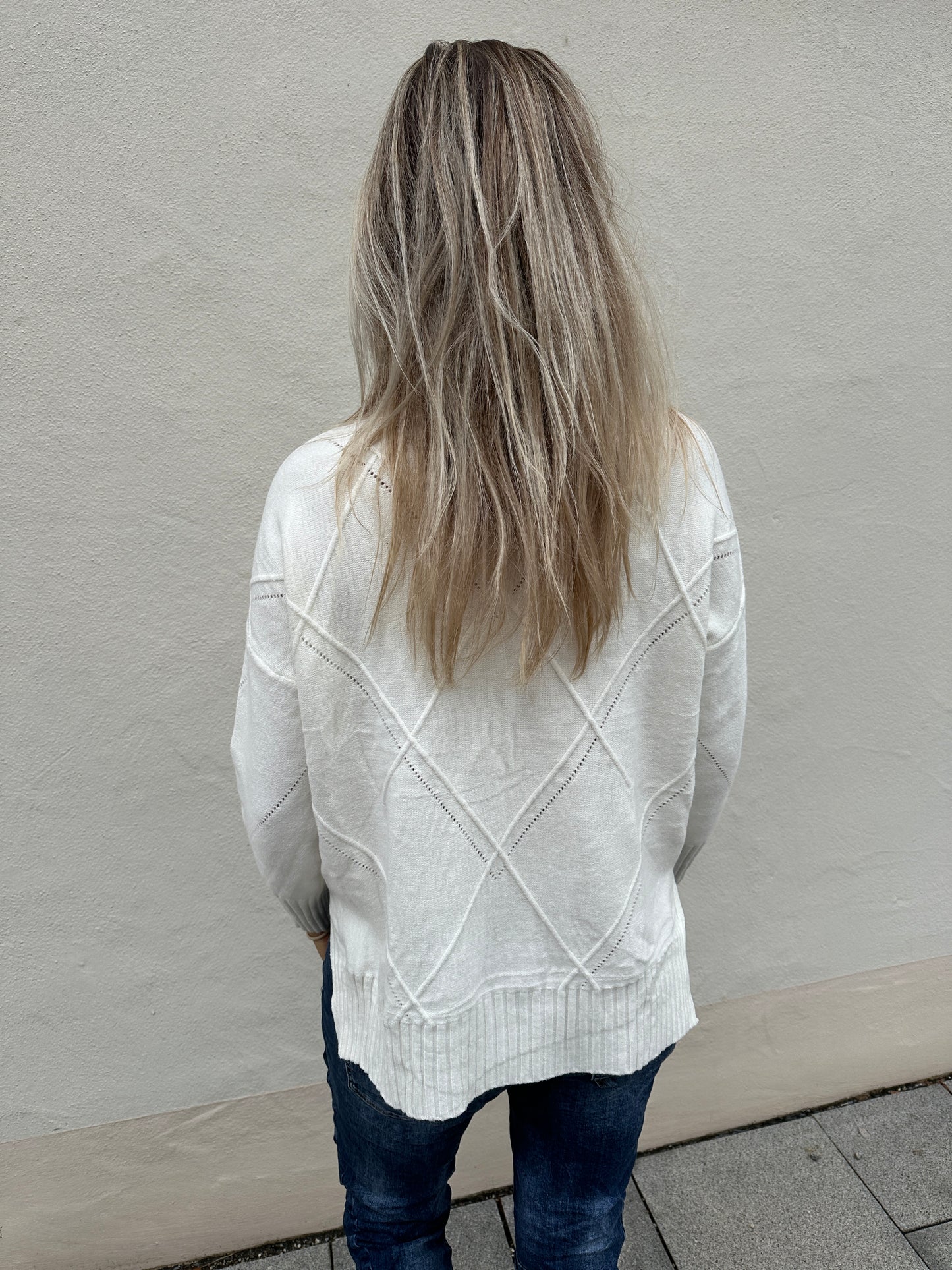 pullover in wollweiß mit muster