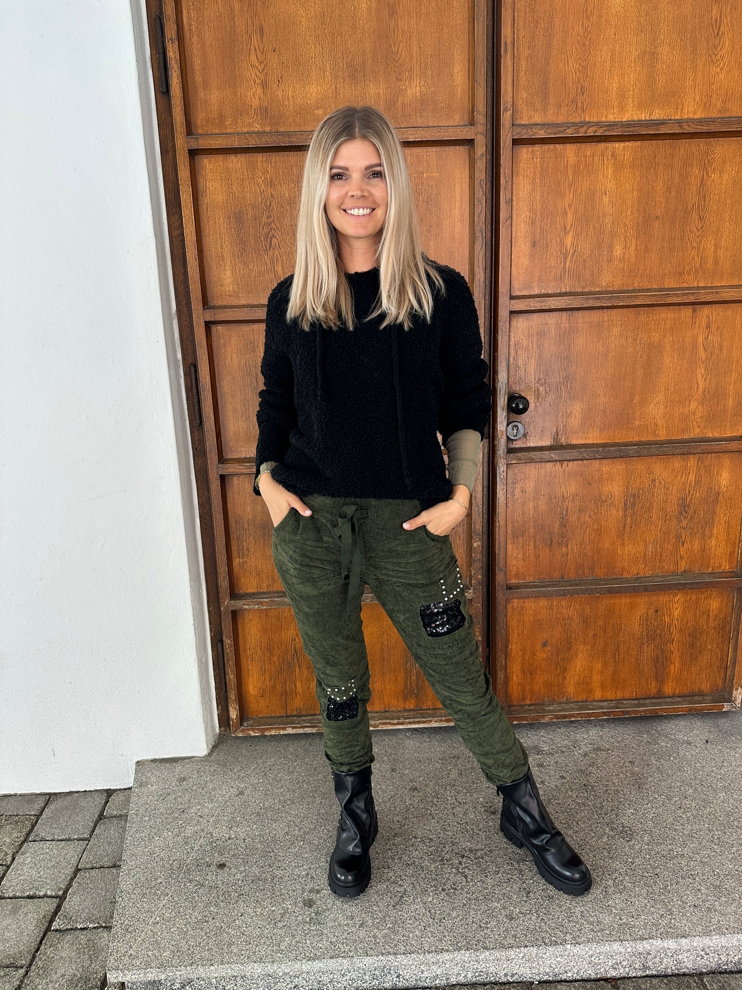 pullover in schwarz mit kapuze