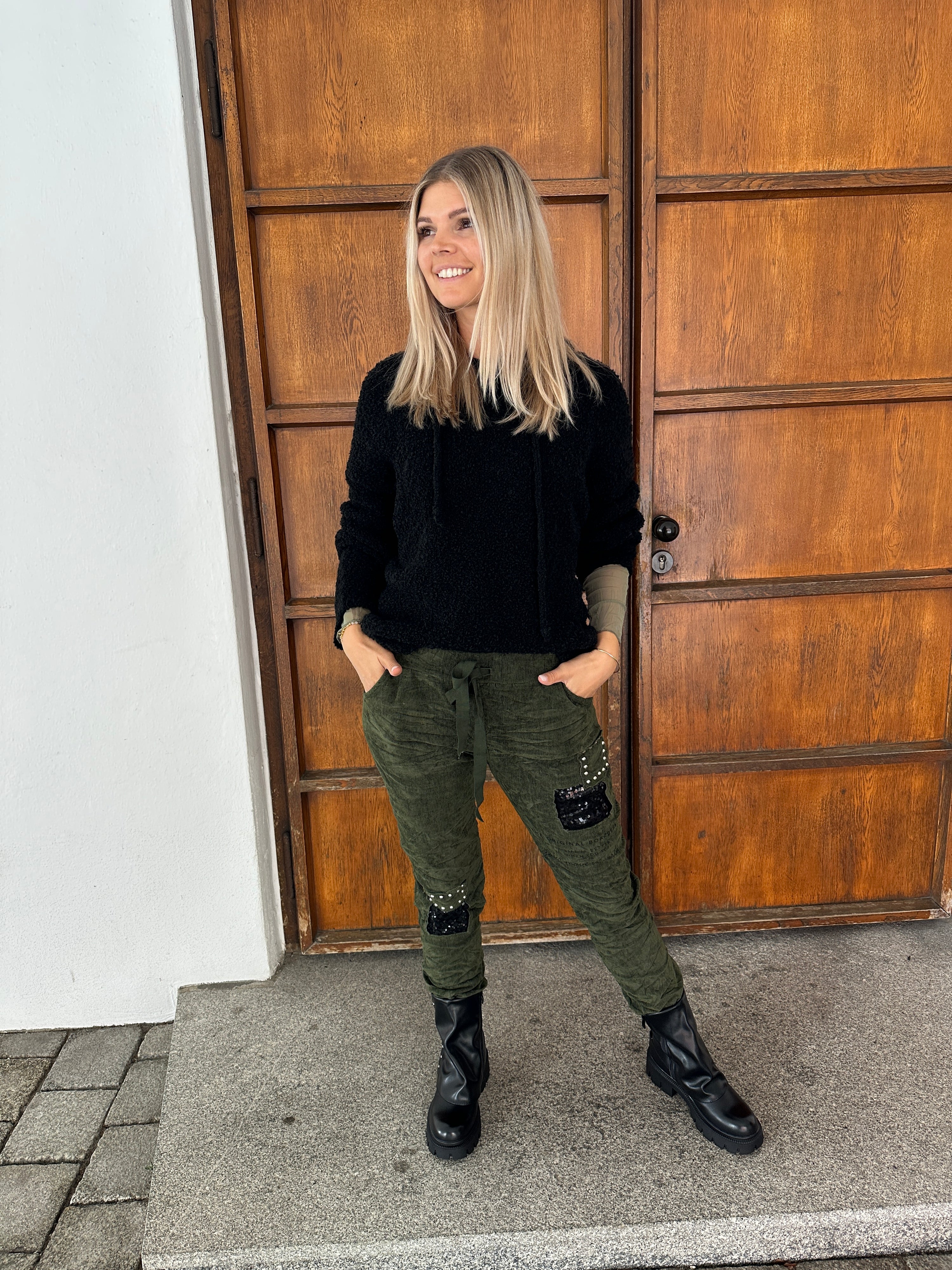 Pullover in Schwarz mit Kapuze