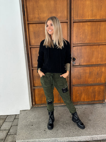 Pullover in Schwarz mit Kapuze