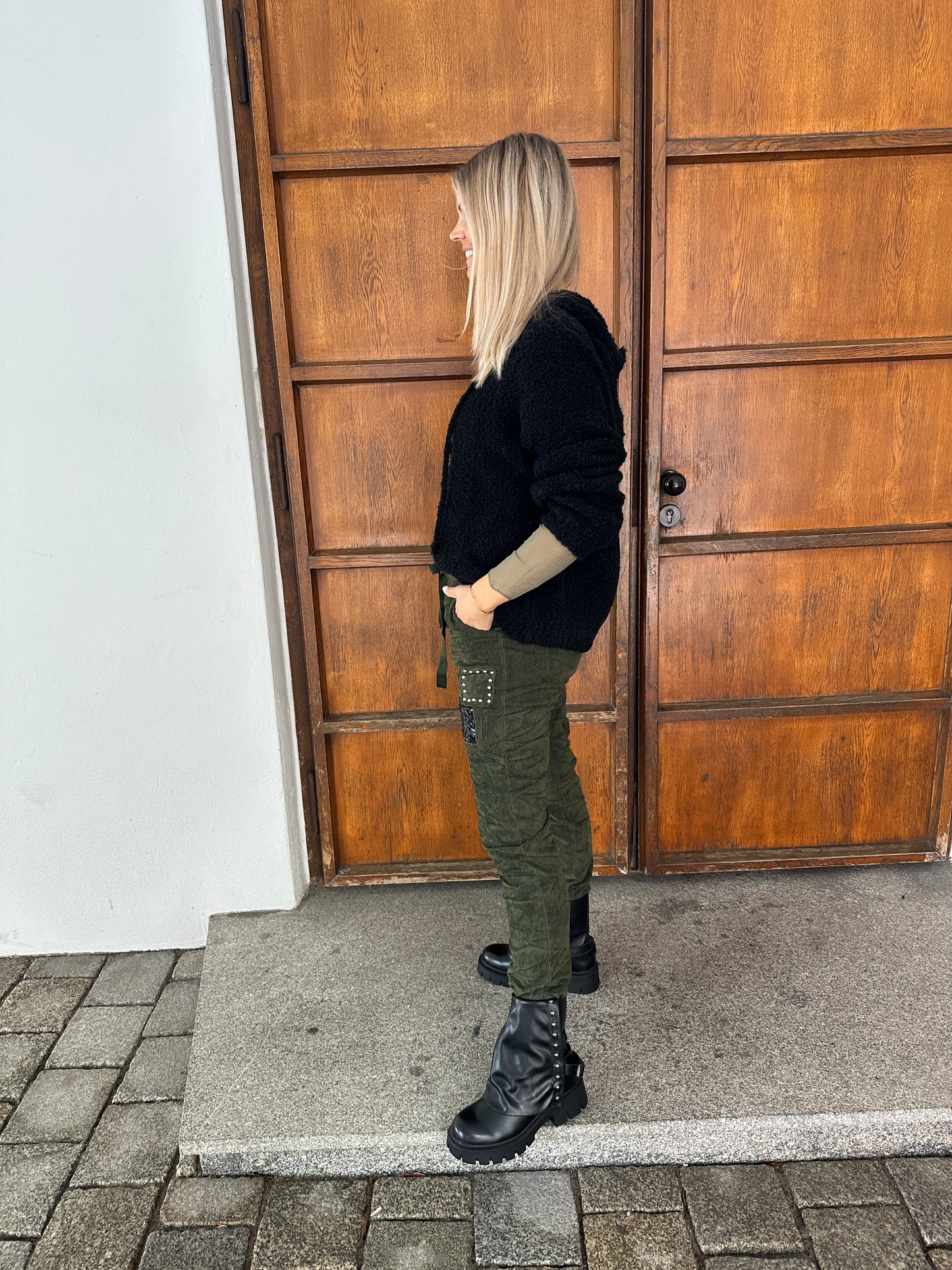 pullover in schwarz mit kapuze