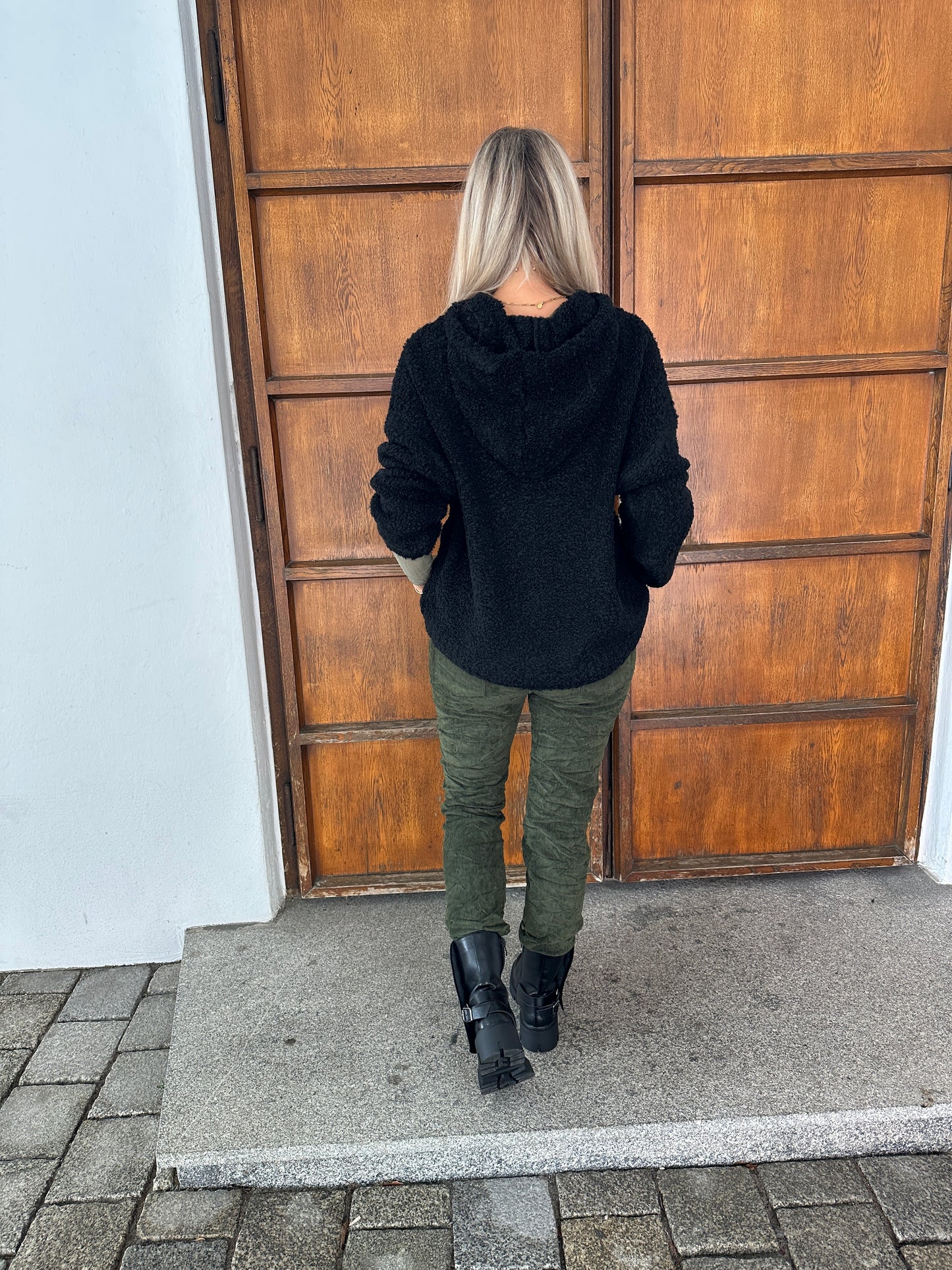 pullover in schwarz mit kapuze