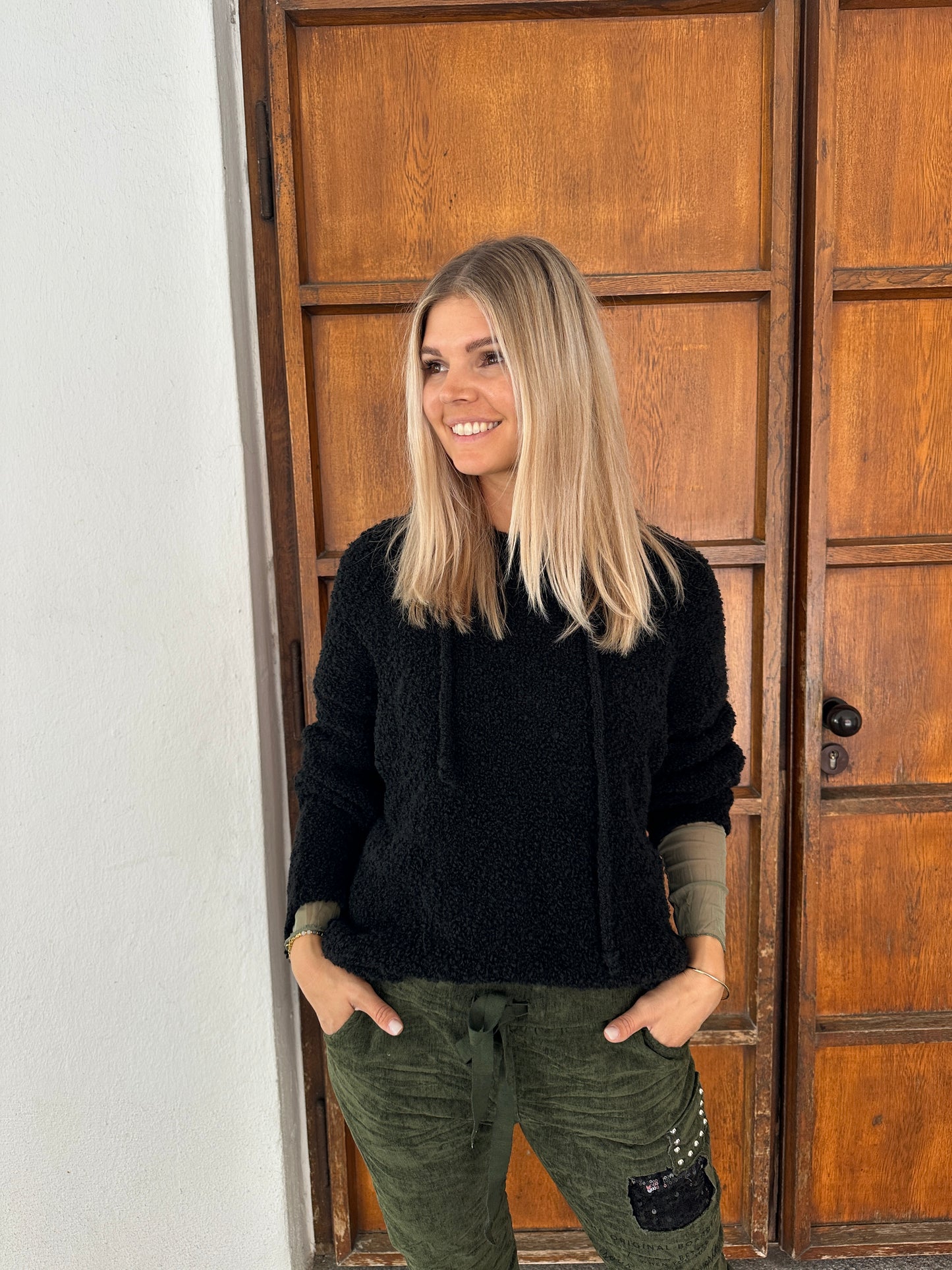 pullover in schwarz mit kapuze