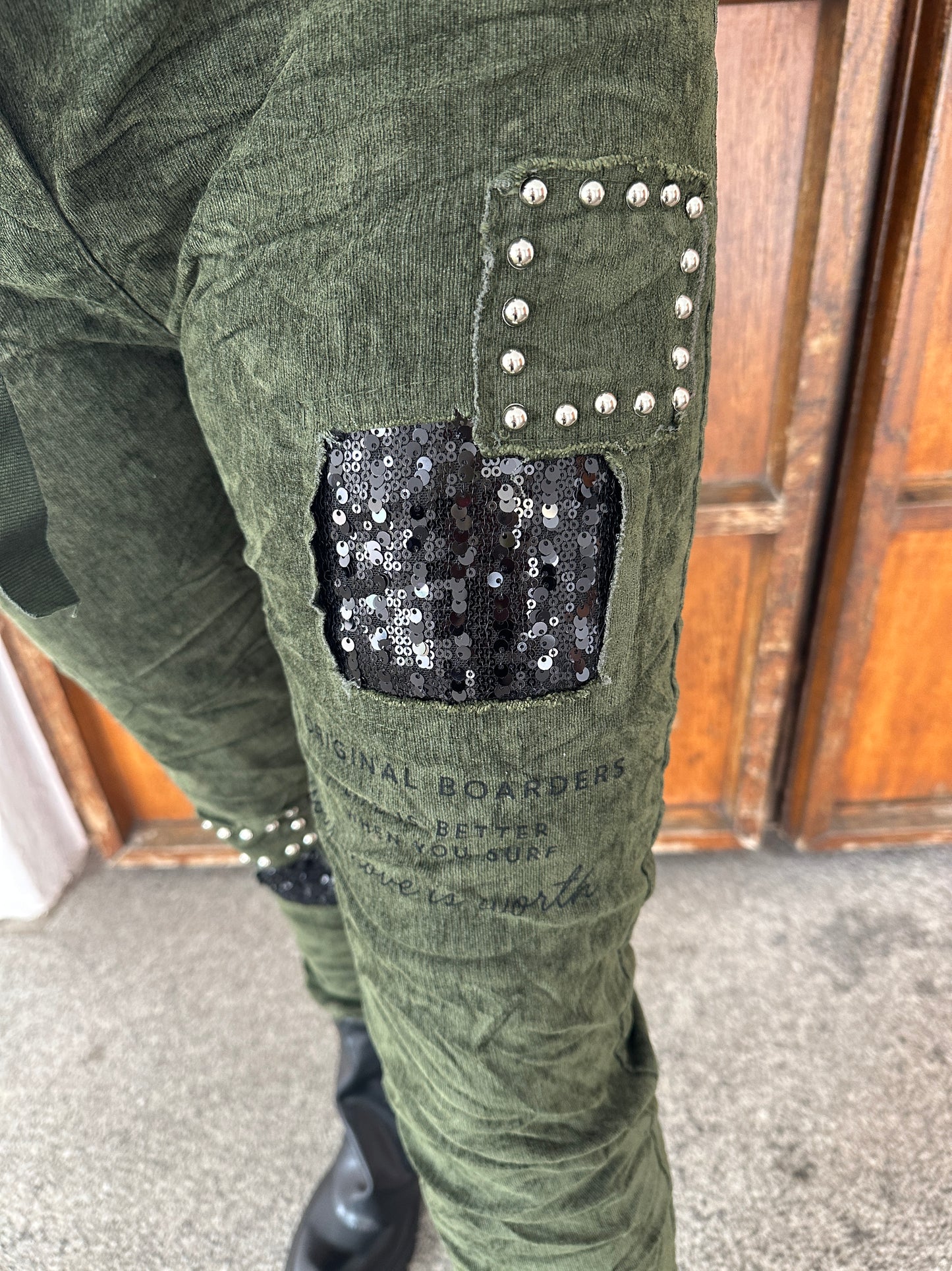 hose in cord in olivgrün/schwarz