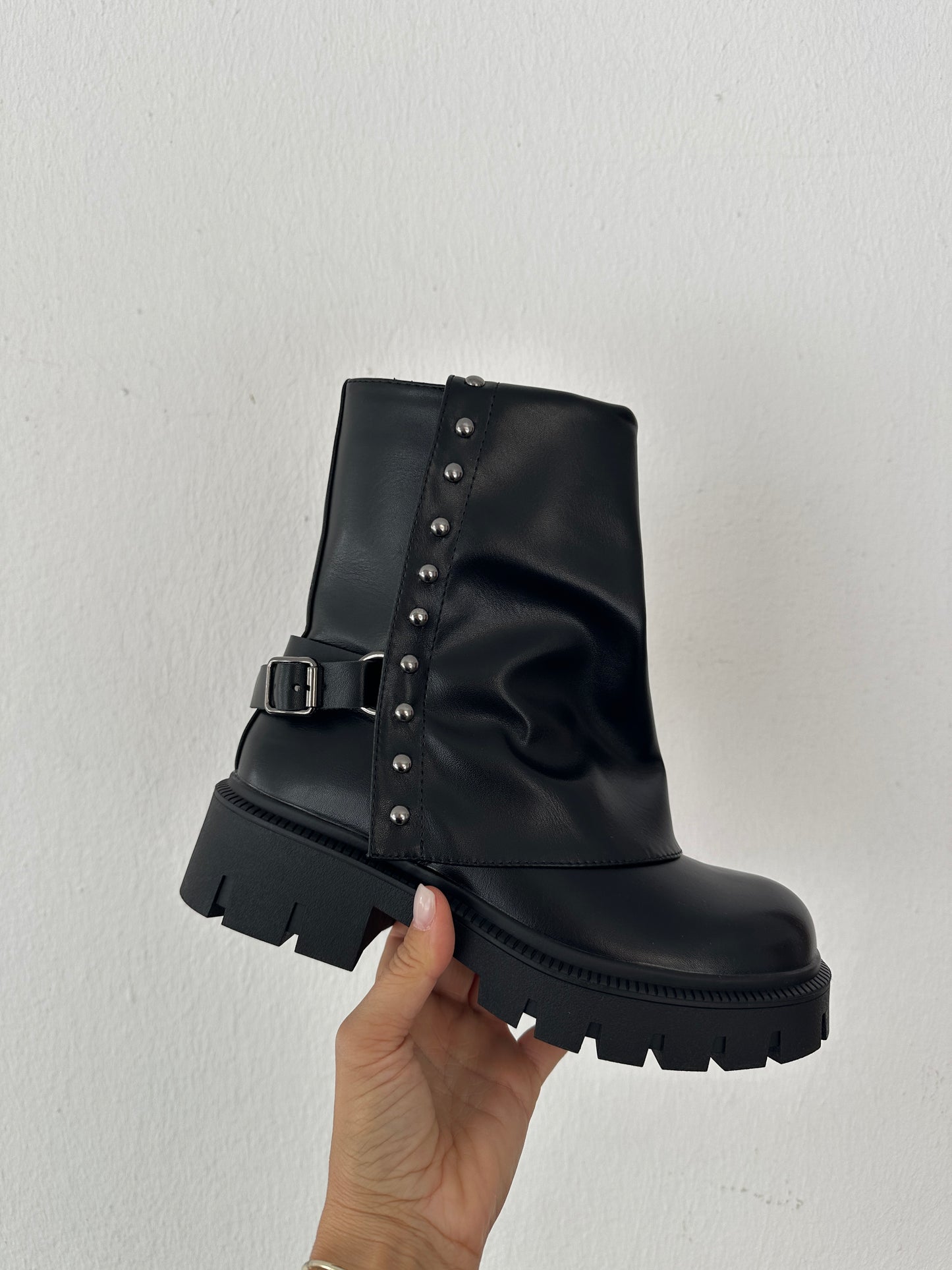 boots in schwarz mit nieten