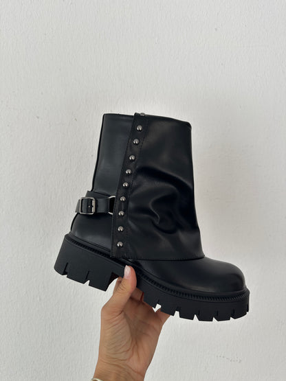 Boots in Schwarz mit Nieten