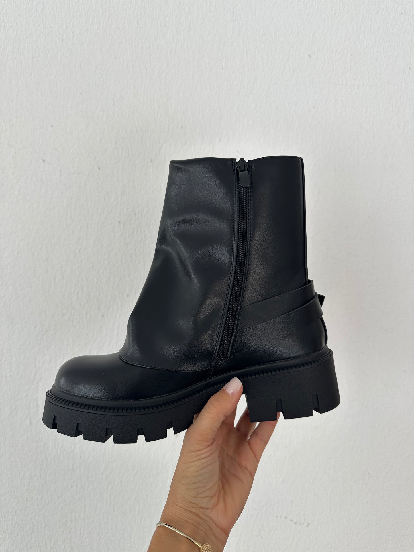 boots in schwarz mit nieten