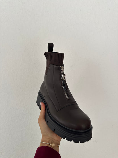 Boots in Schokobraun mit Reißverschluss vorne