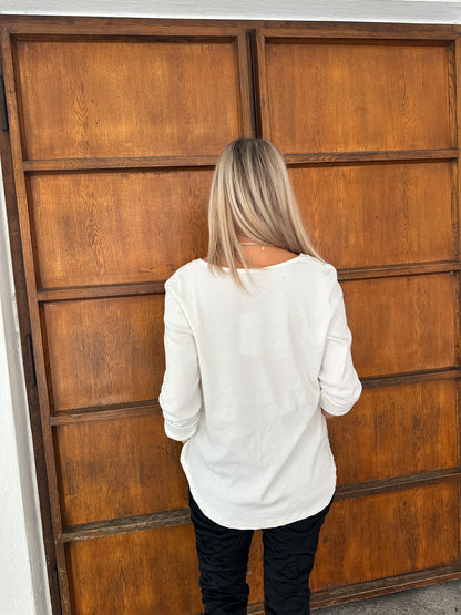 Shirt in Wollweiß mit goldener Aufschrift vorne und V-Ausschnitt