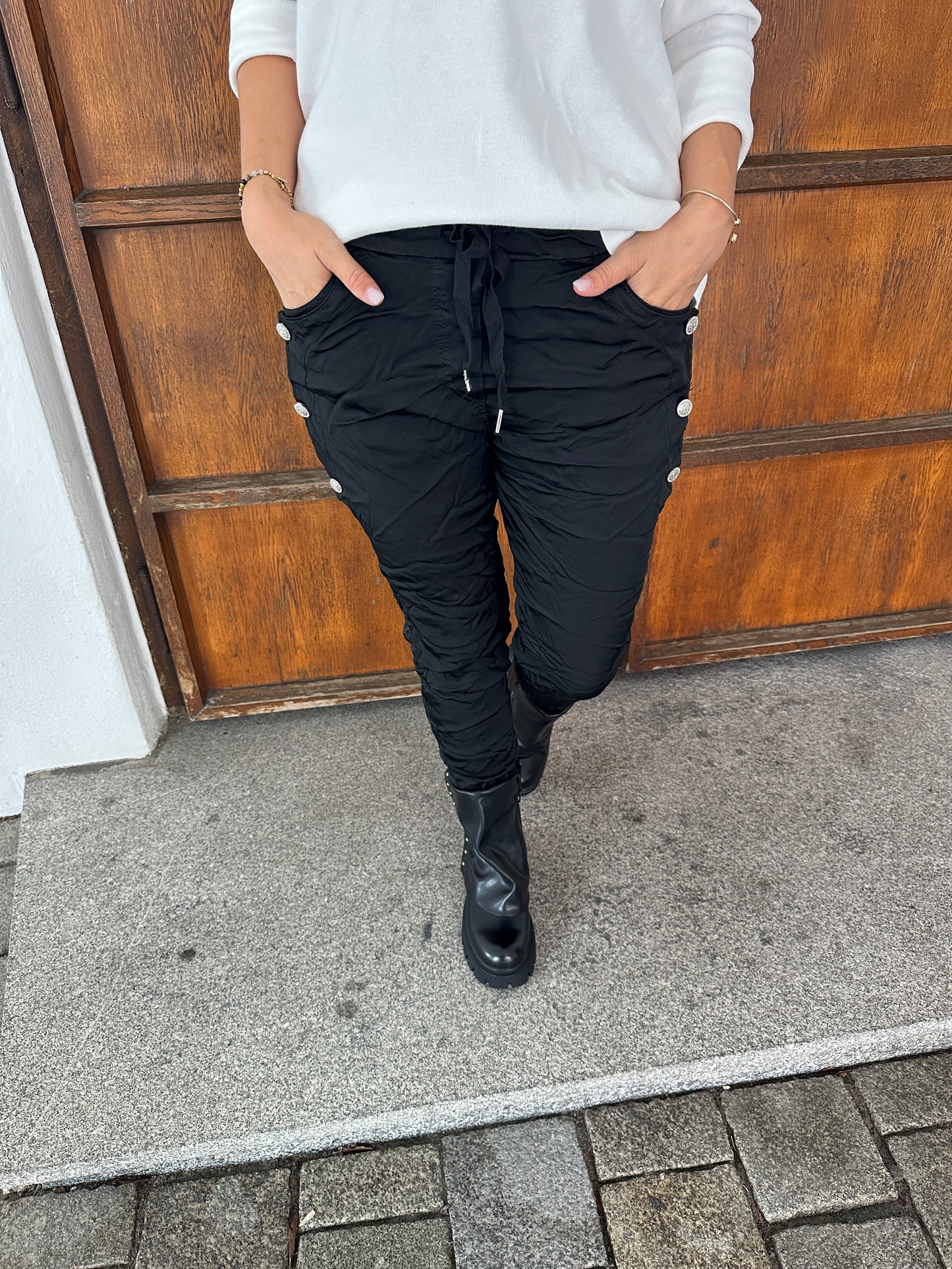 hose in schwarz (satin) mit glitzerknöpfe seitlich