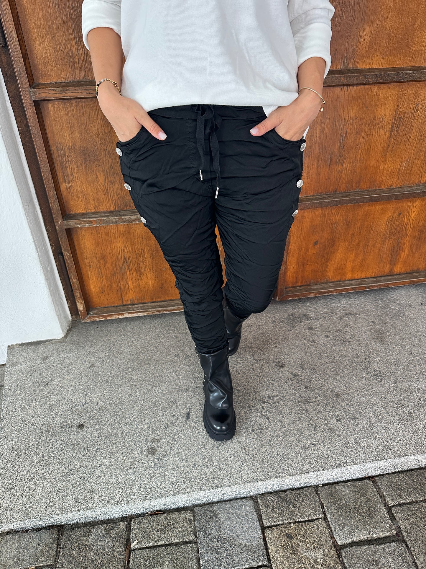 hose in schwarz (satin) mit glitzerknöpfe seitlich